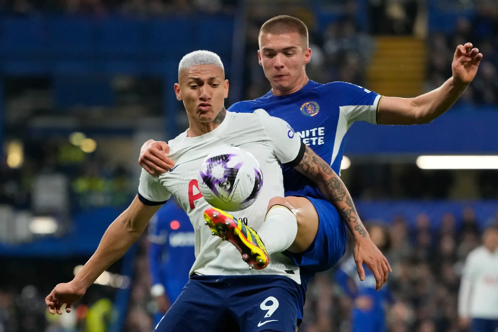 Chelsea vence dérbi com Tottenham e sobe a oitavo na Premier League