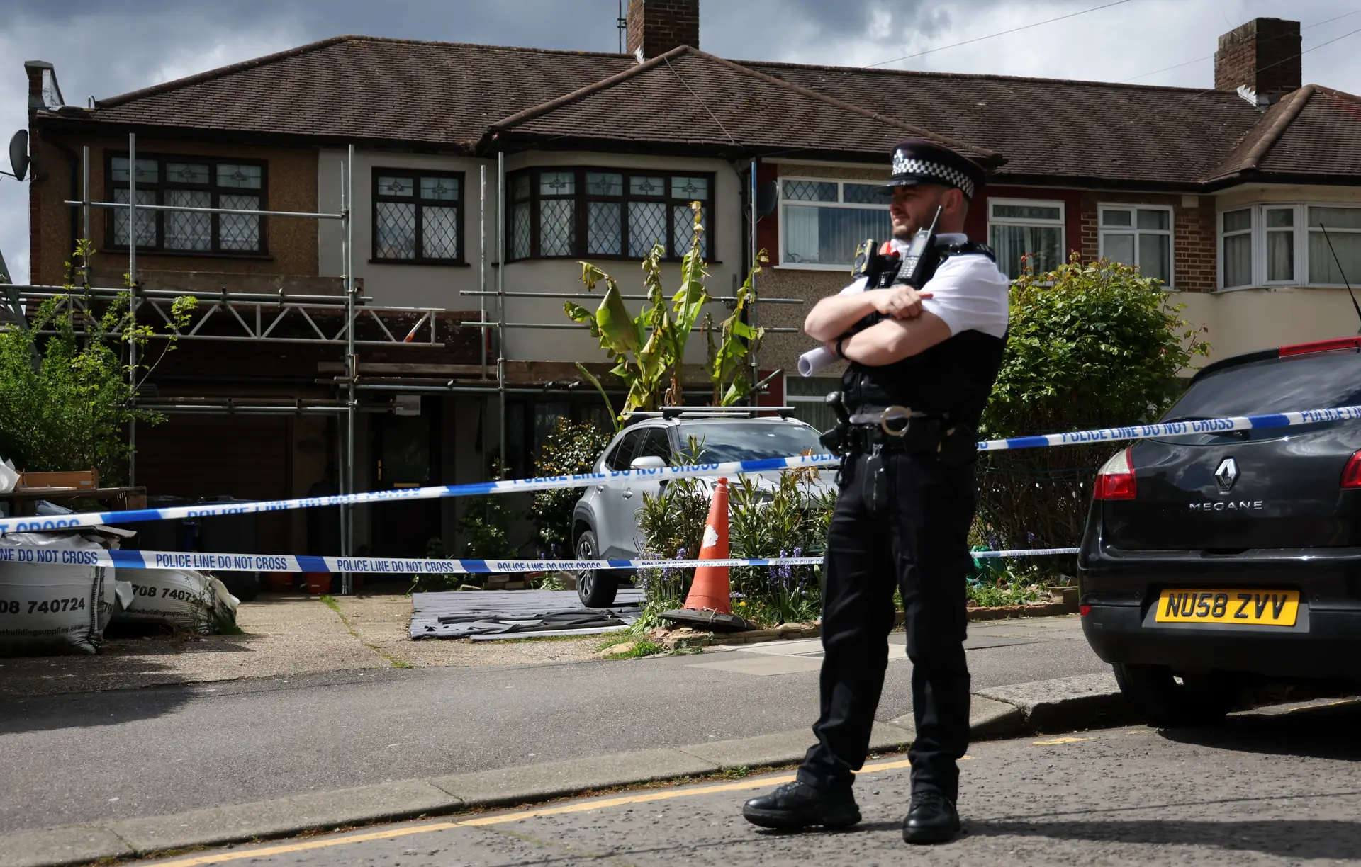Homem que matou adolescente com uma espada em Londres fica em prisão preventiva