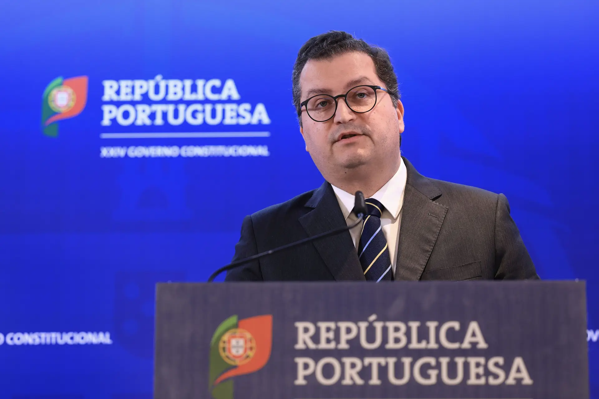 O ministro de Estado e das Finanças, Joaquim Miranda Sarmento, participa na conferência de imprensa no final da reunião do Conselho de Ministros