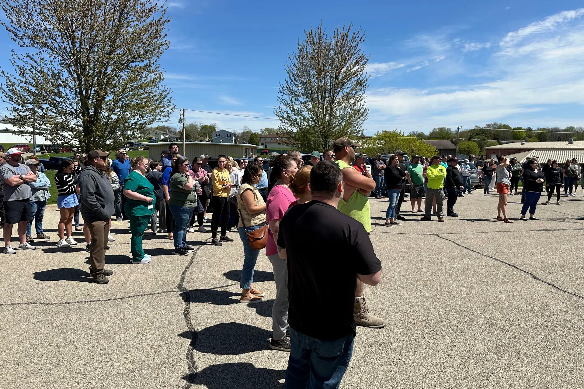 Pessoas esperam pelos filhos no exterior da estação rodoviária da escola de Mount Horeb Wisconsin, para onde os alunos foram levados após um tiroteio. 