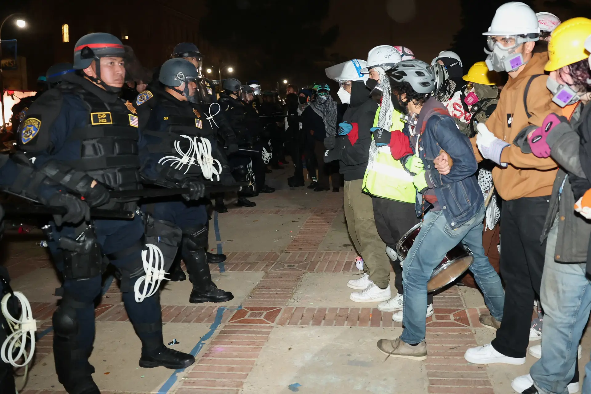 Tensão nos EUA: polícia invade barricadas de protesto pró-Palestina na universidade de Los Angeles