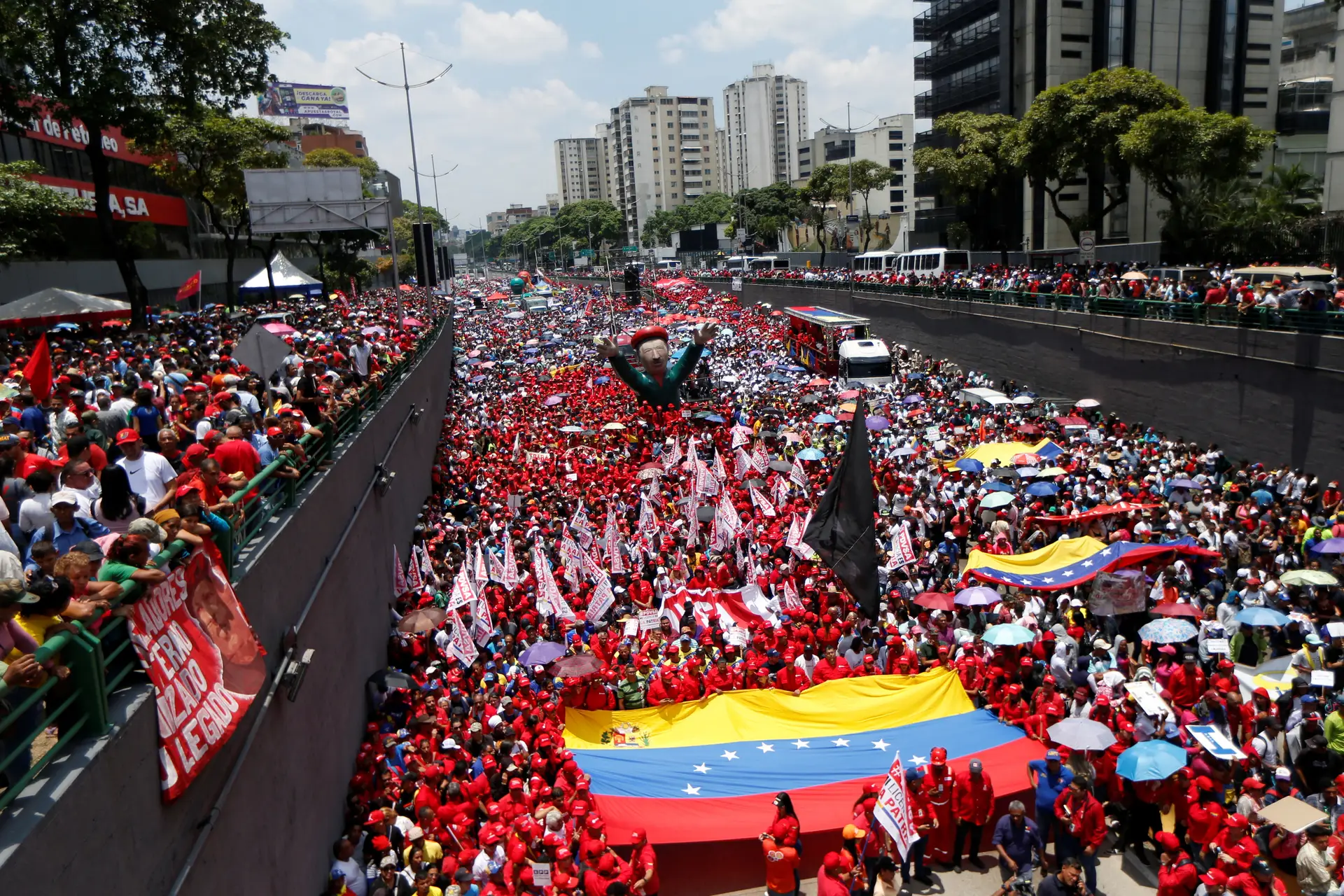 Apoiadores do presidente da Venezuela, Nicolás Maduro, participam das celebrações do 1.º de Maio em Caracas, Venezuela