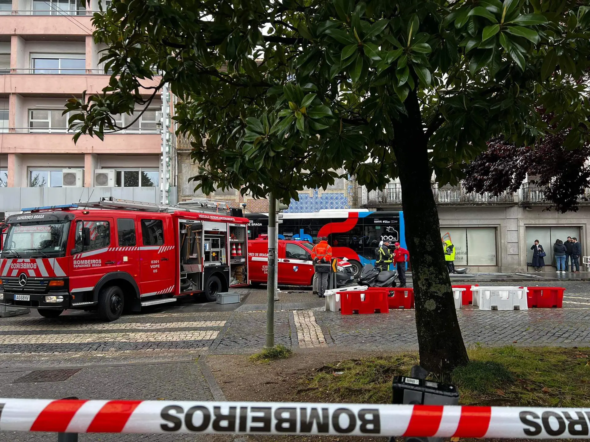 Colisão entre autocarro e ligeiro provoca um morto no centro de Braga