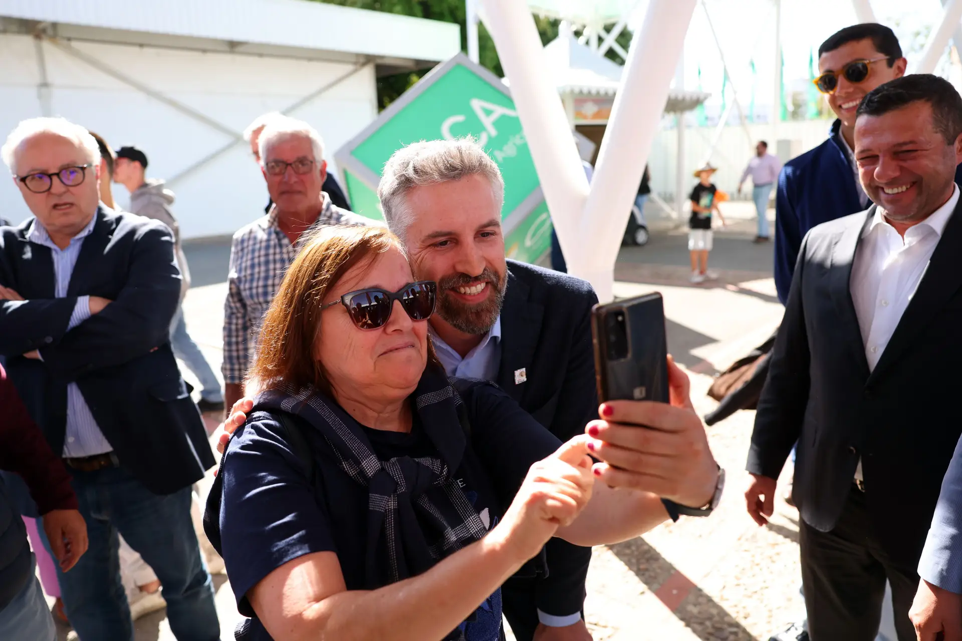 O secretário-geral do Partido Socialista (PS), Pedro Nuno Santos, tira uma selfie com uma popular durante a visita à Ovibeja, em Beja