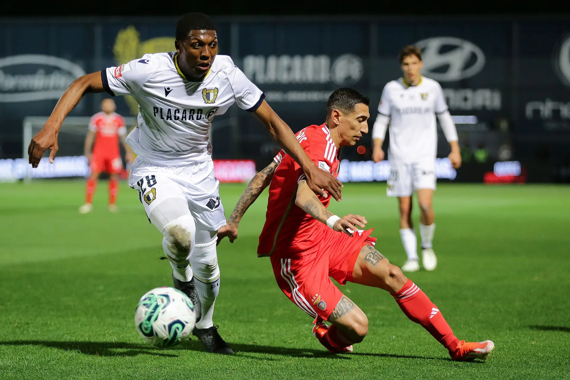 Primeira Liga: Benfica tropeça em Famalicão e dá título ao Sporting 