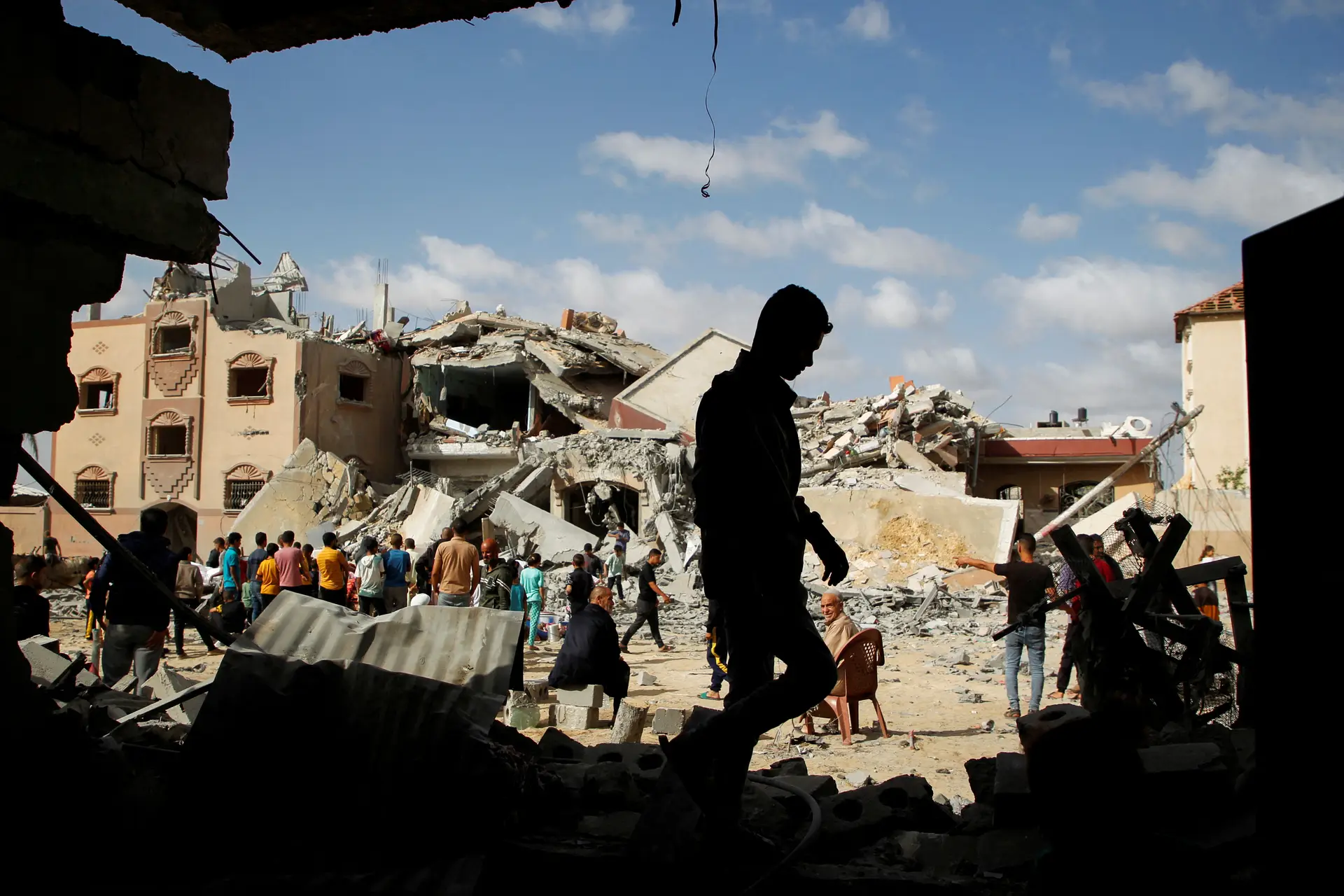Negociações de cessar-fogo em Gaza prosseguem enquanto Israel continua ataques