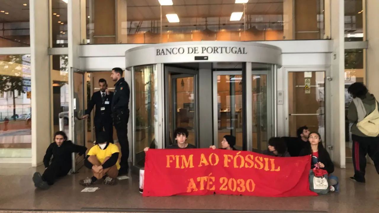 Ativistas climáticos bloqueiam entrada do Banco de Portugal