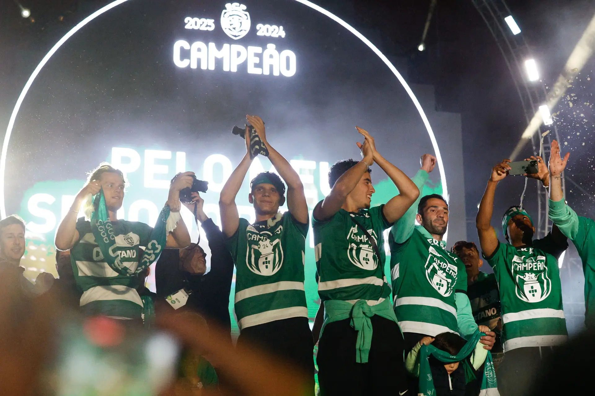 De Norte a Sul, adeptos do Sporting pintam as ruas de verde e branco para festejar o título