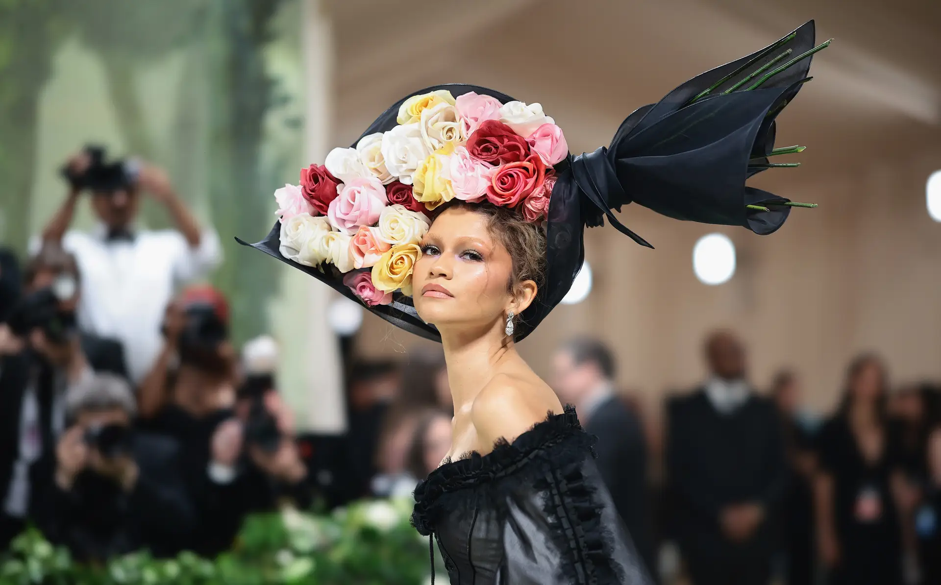 Fleurs et beauté éphémère marquent le tapis rouge du Met Gala 2024