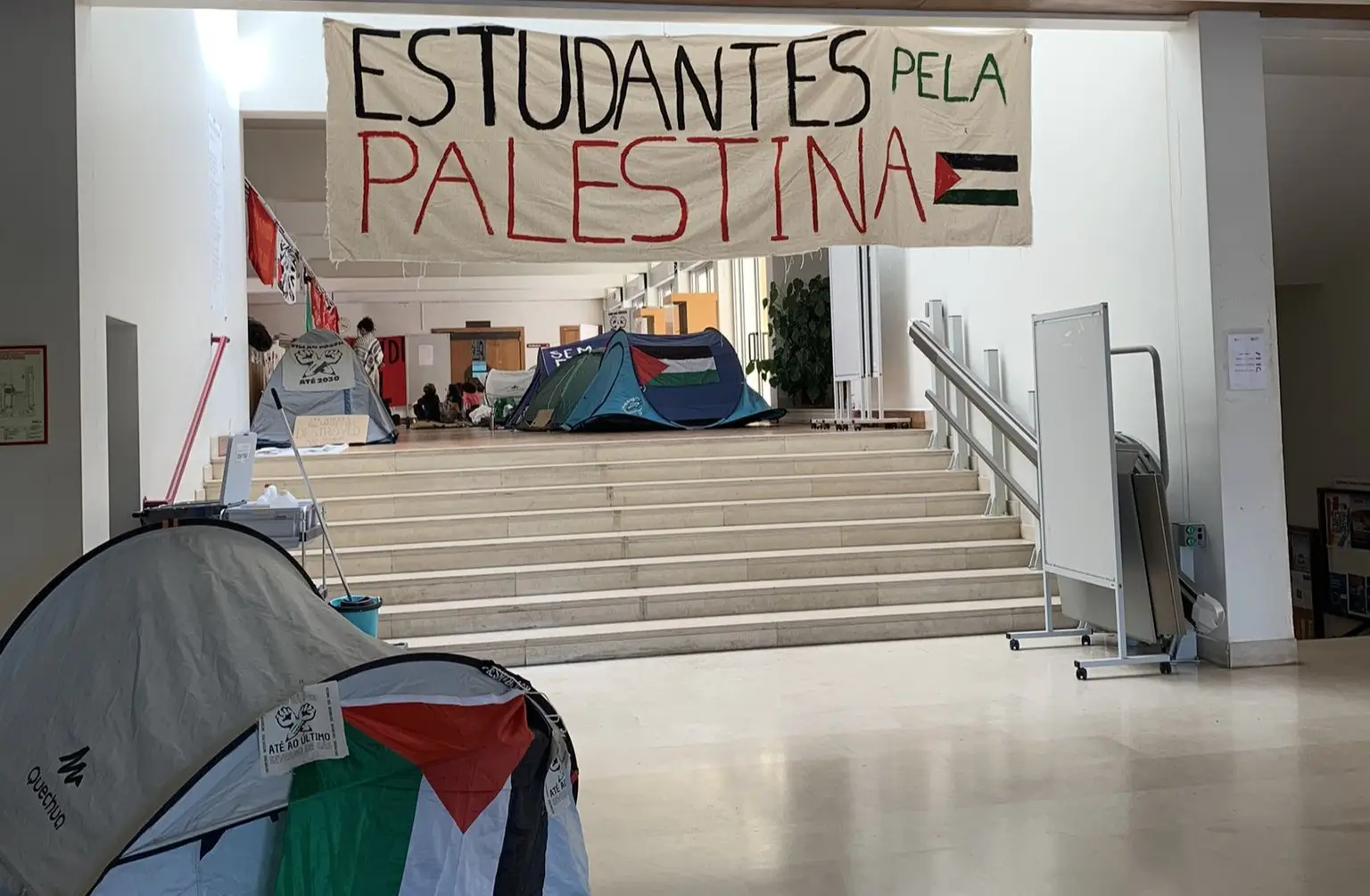 Acampamento em faculdade de Lisboa para reclamar fim da guerra em Gaza não afetou aulas
