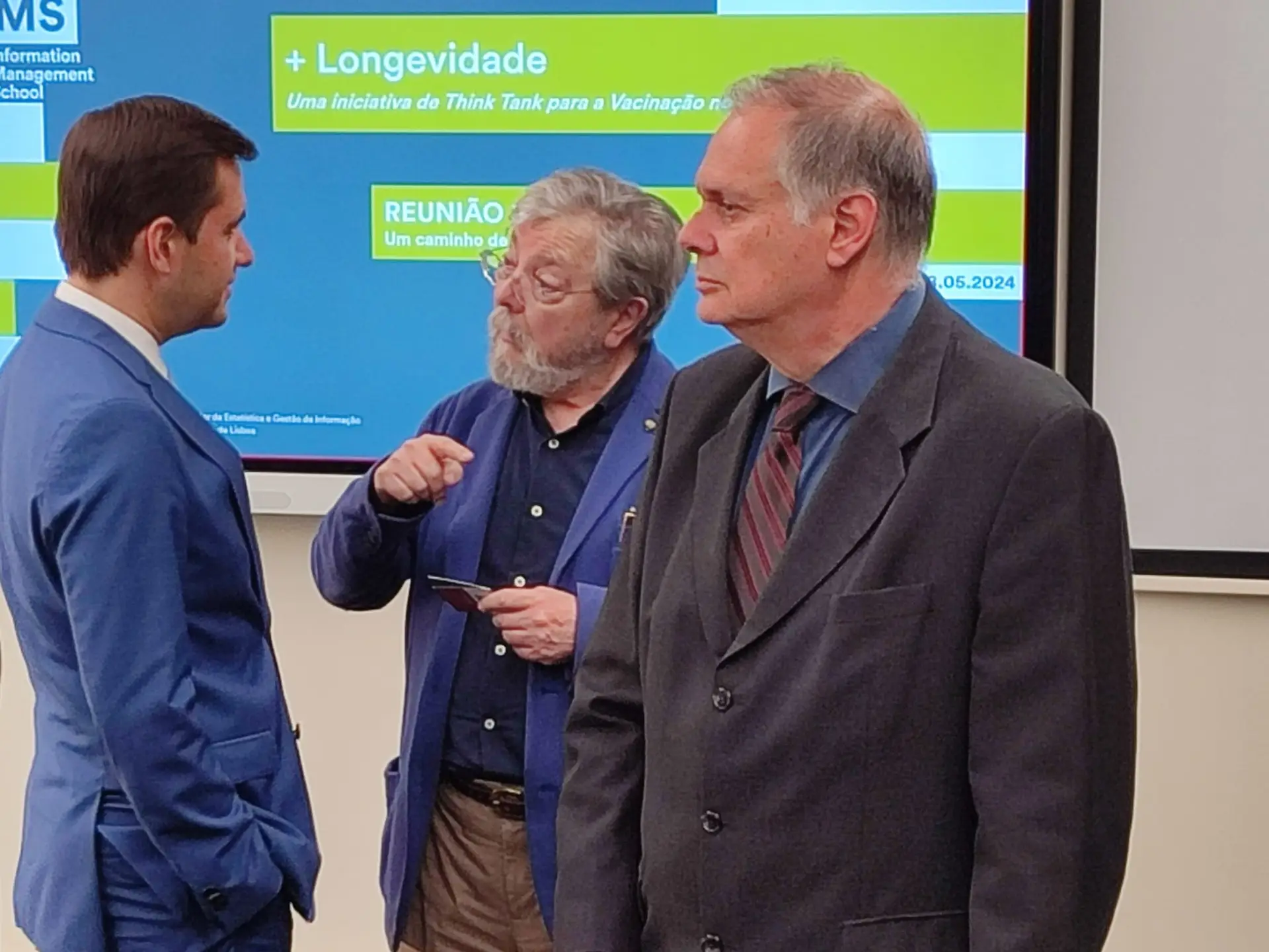 Francisco George, Ricardo Batista Leite e Henrique Lopes em troca de impressões antes do início da terceira reunião do projeto + Longevidade