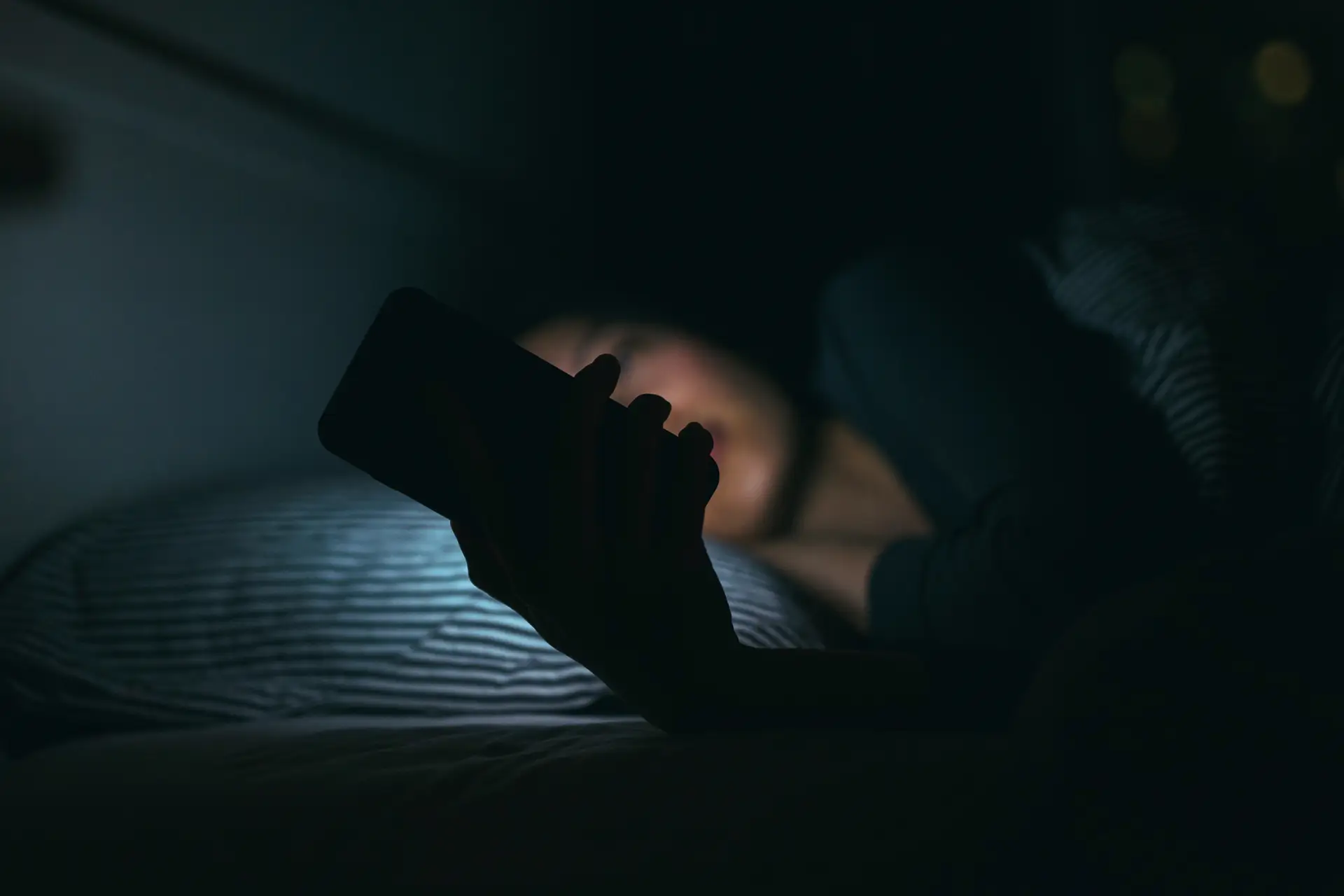 Como parar de fazer 'scroll' no telemóvel antes de dormir? É difícil, mas deixamos algumas dicas