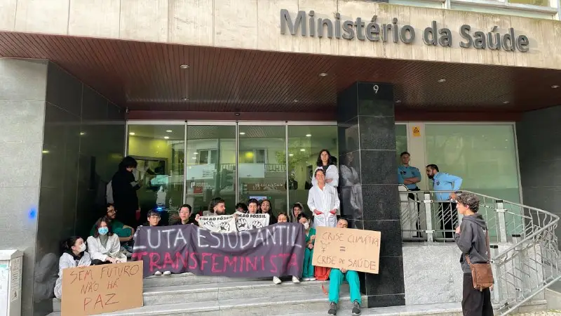 Novo dia, novo protesto: estudantes pelo clima bloqueiam Ministério da Saúde