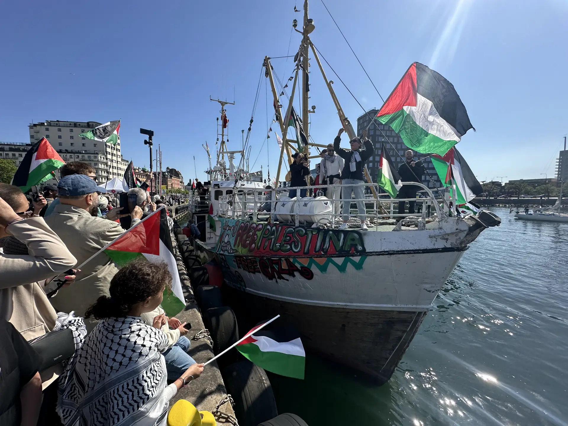 Navio com ajuda humanitária para Gaza atraca na Suécia em protesto contra participação de Israel na Eurovisão