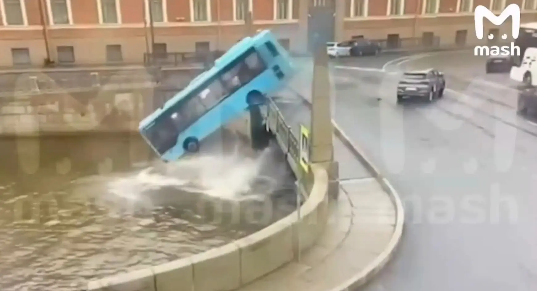 Autocarro despista-se e cai num canal em São Petersburgo, há vítimas