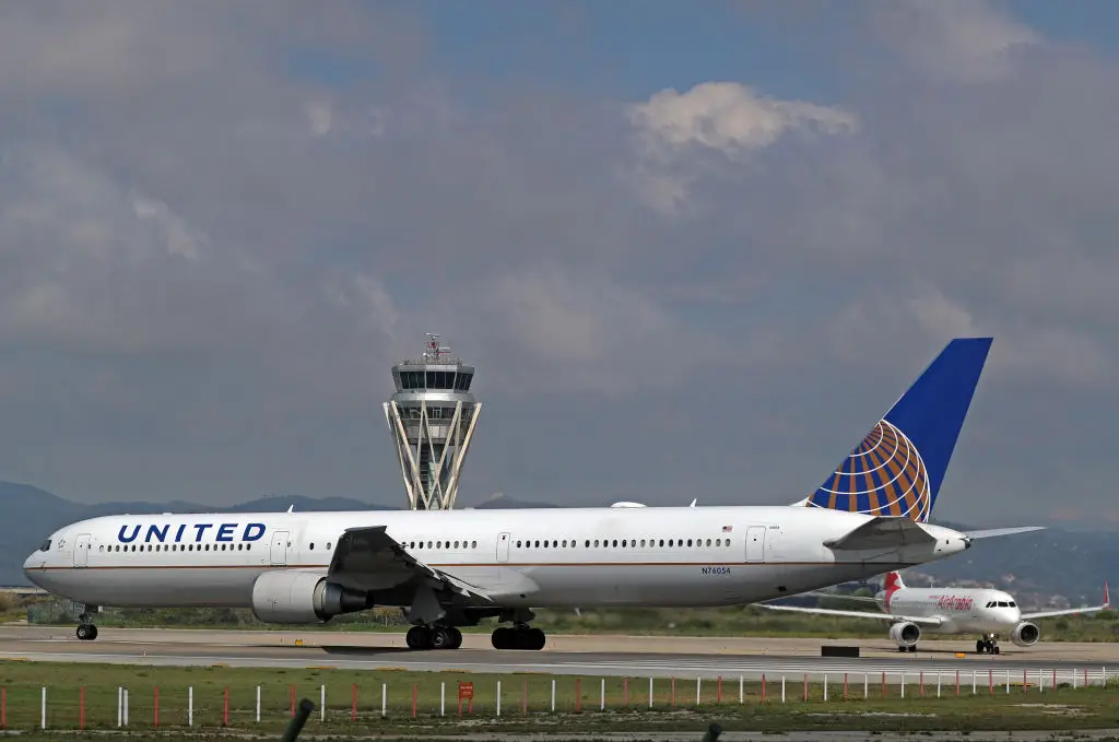 Avião da United Airlines faz aterragem de emergência no Japão