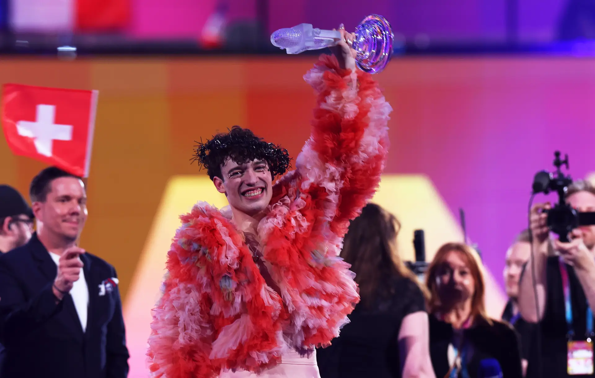 Suíça vence (polémico) festival da Eurovisão