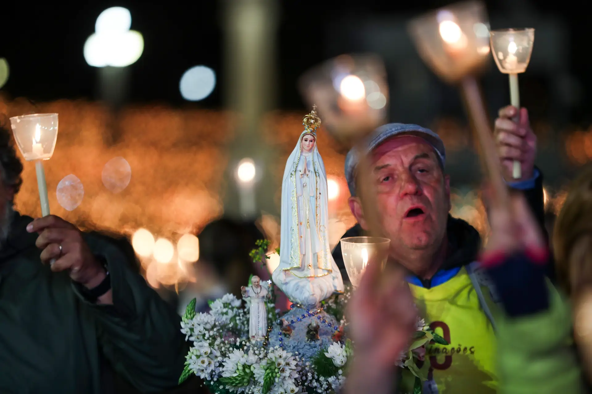 Les images (impressionnantes) de la procession des bougies au sanctuaire de Fátima