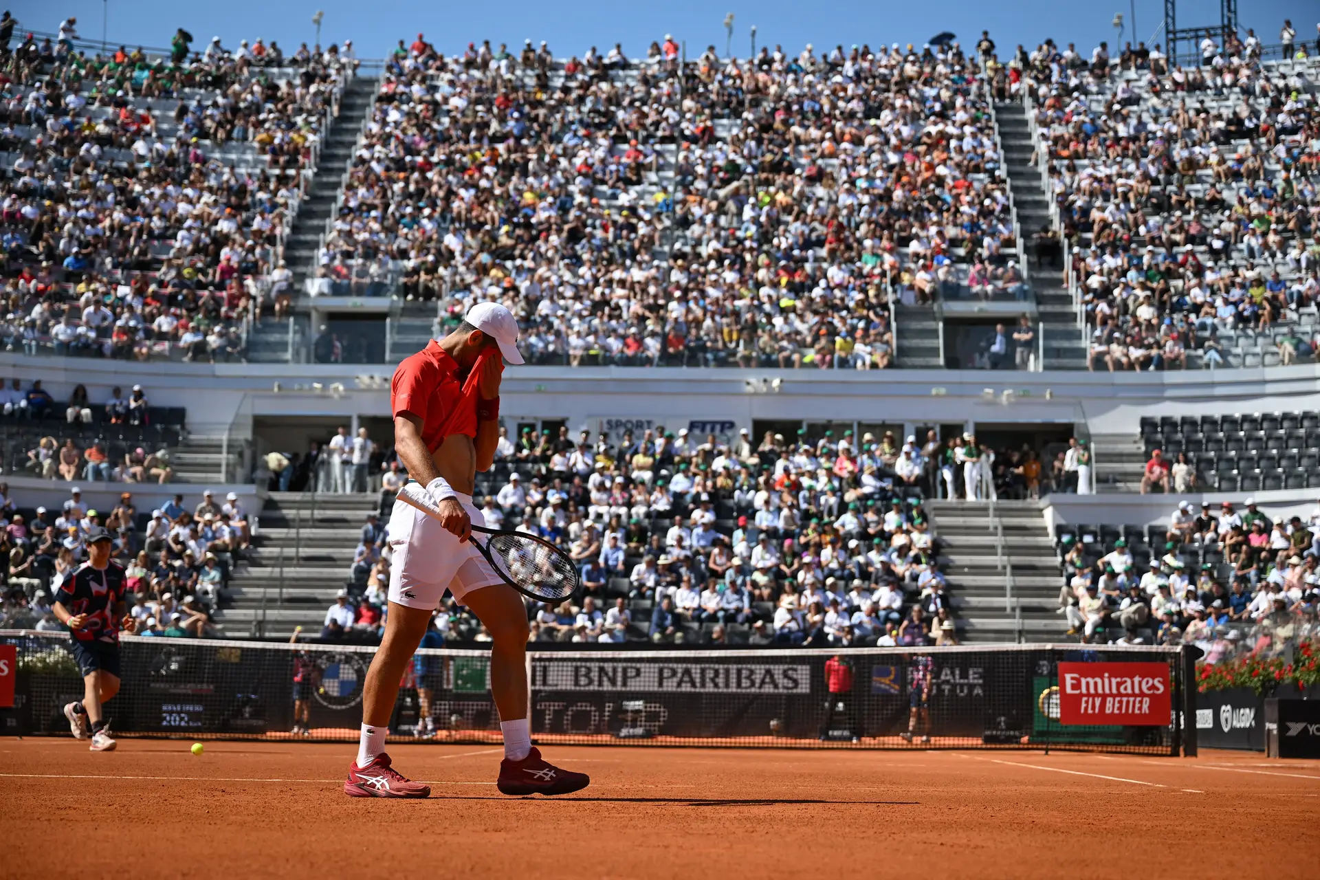 Tenista Djokovic eliminado nas meias-finais de Genebra por Tomas Machac
