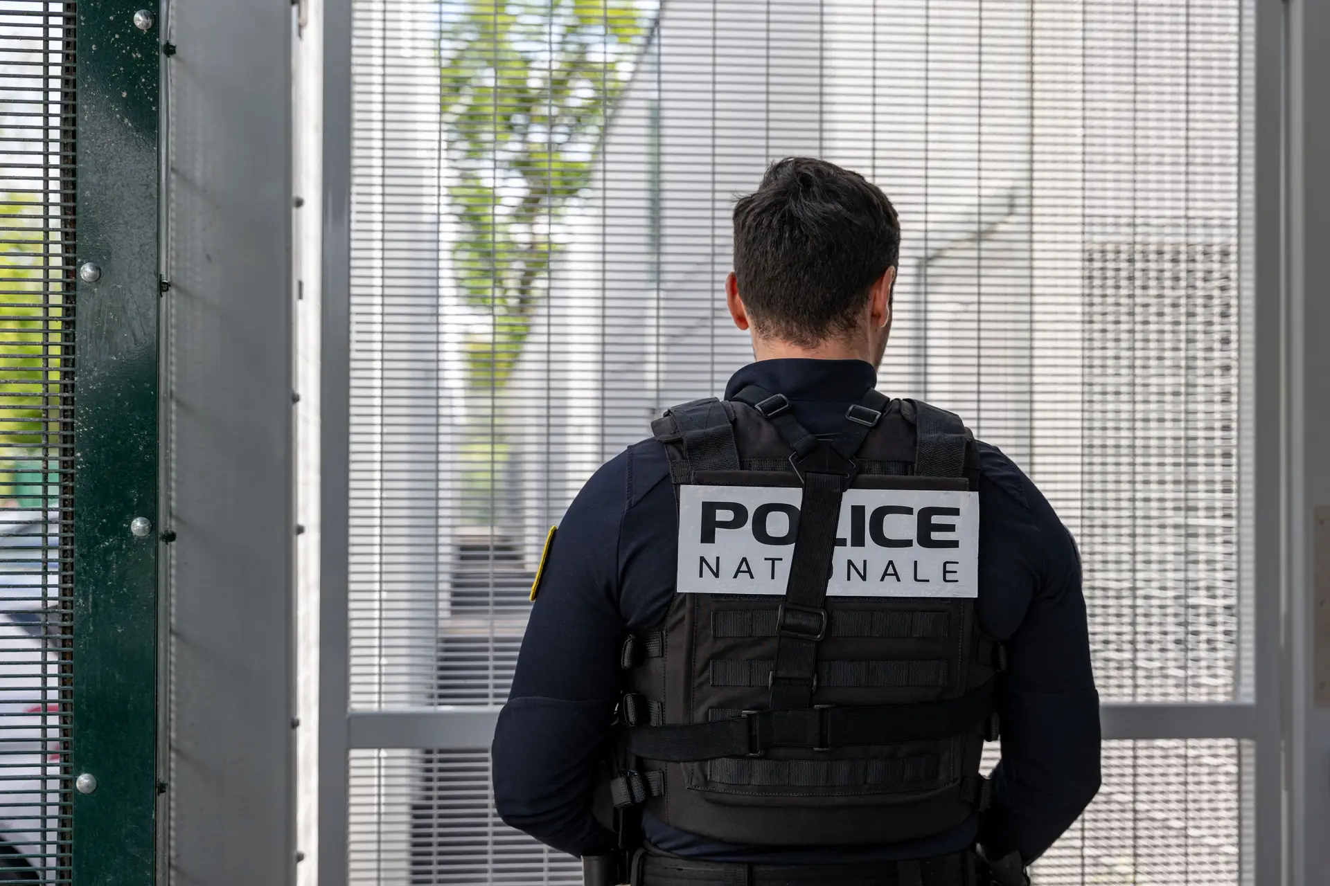 Três guardas prisionais mortos após ataque a carrinha que transportava recluso em França