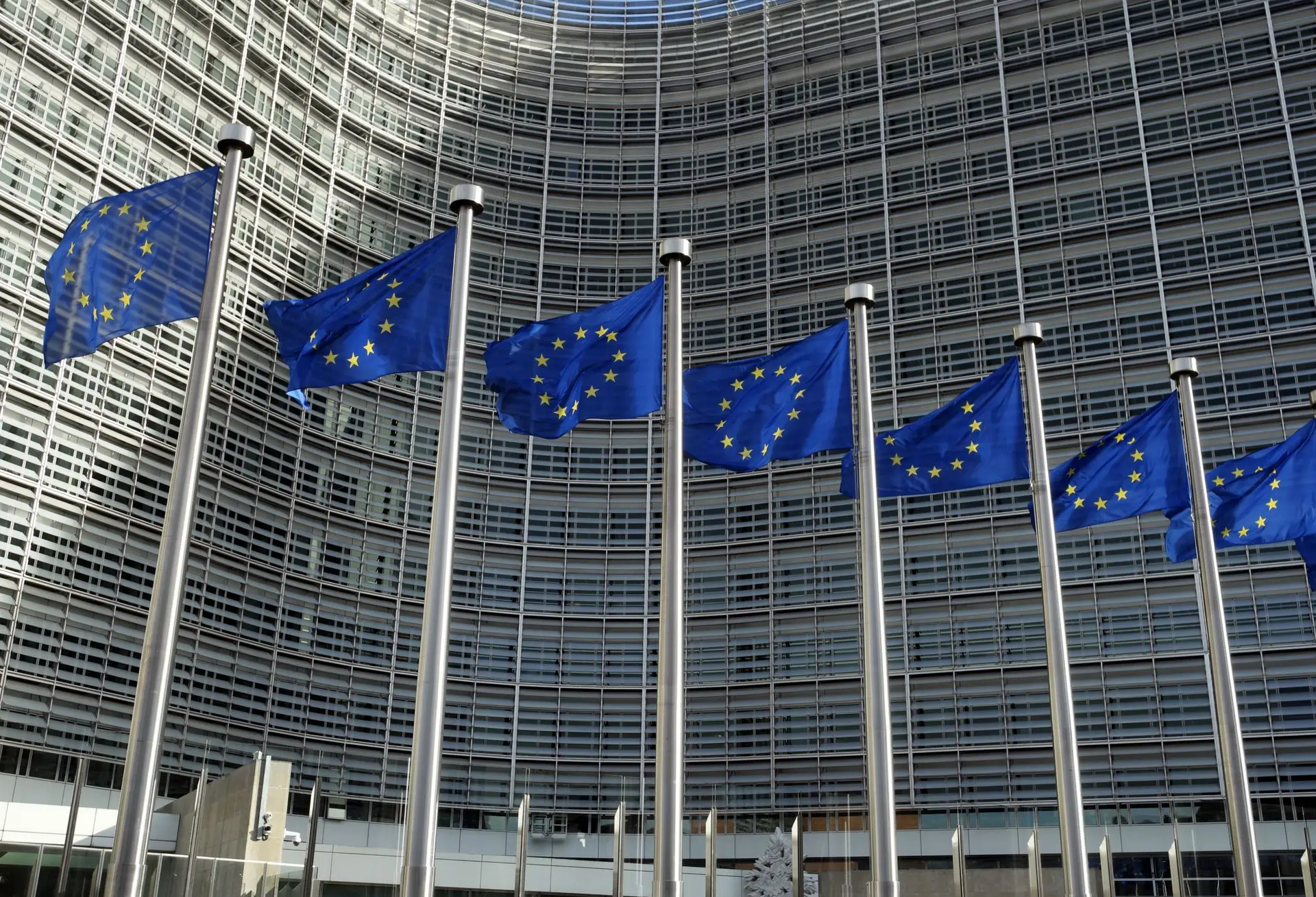 União Europeia suspende resposta aos EUA após pausa nas tarifas