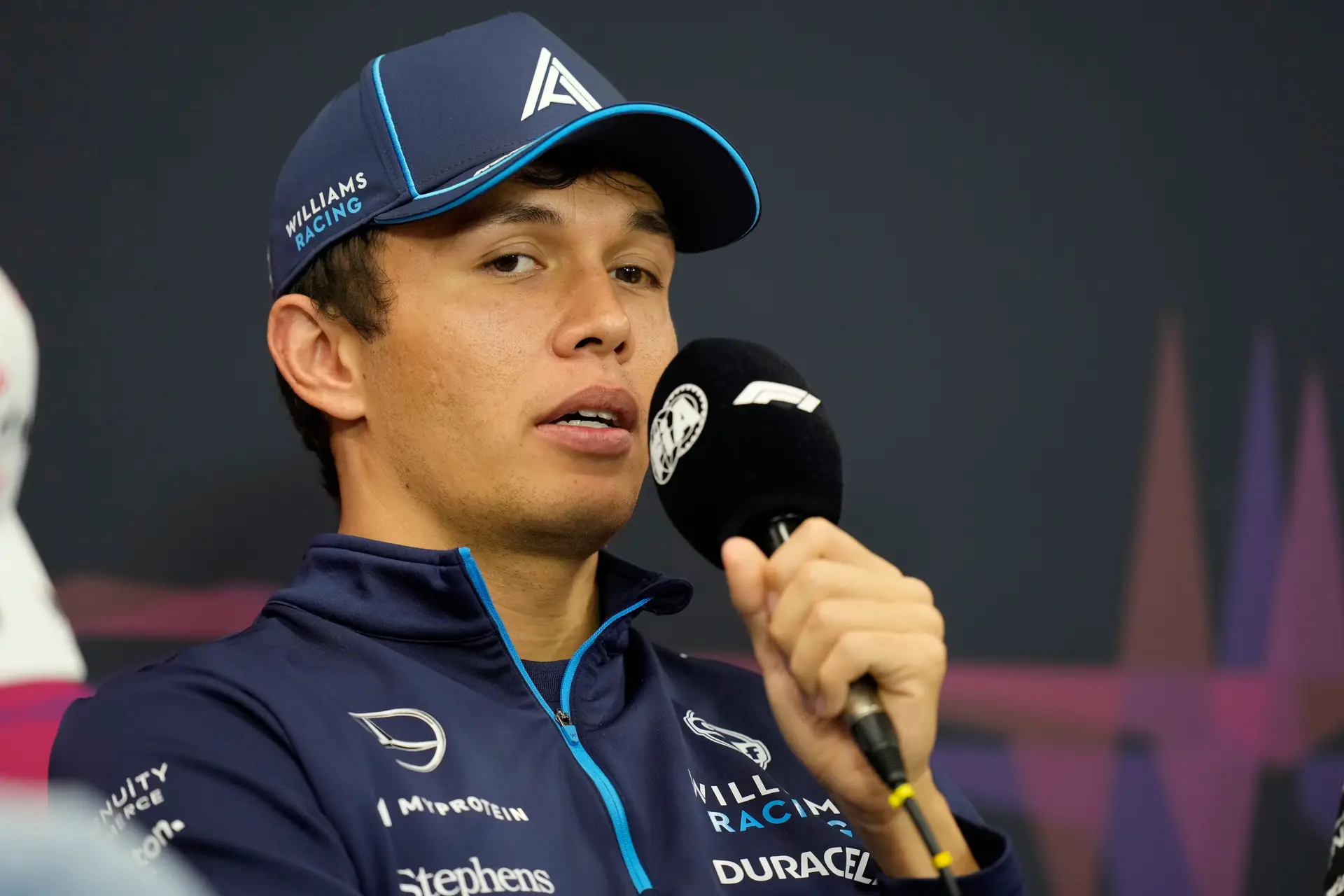 Alexander Albon prolongou contrato com a Williams "por vários anos"