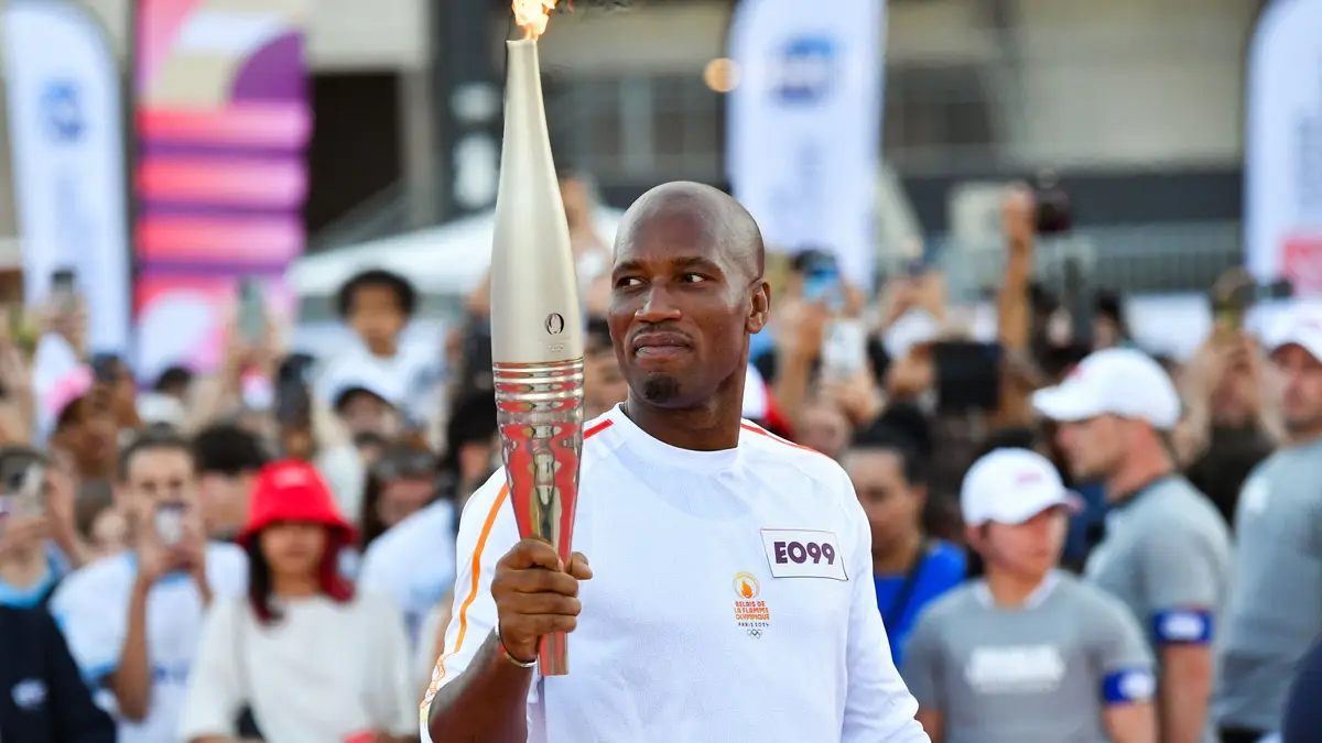 Drogba com a Tocha olímpica