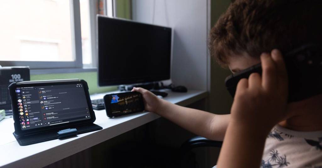 Comissão Europeia acusa plataformas de conteúdos pornográficos de permitirem acesso a menores de idade