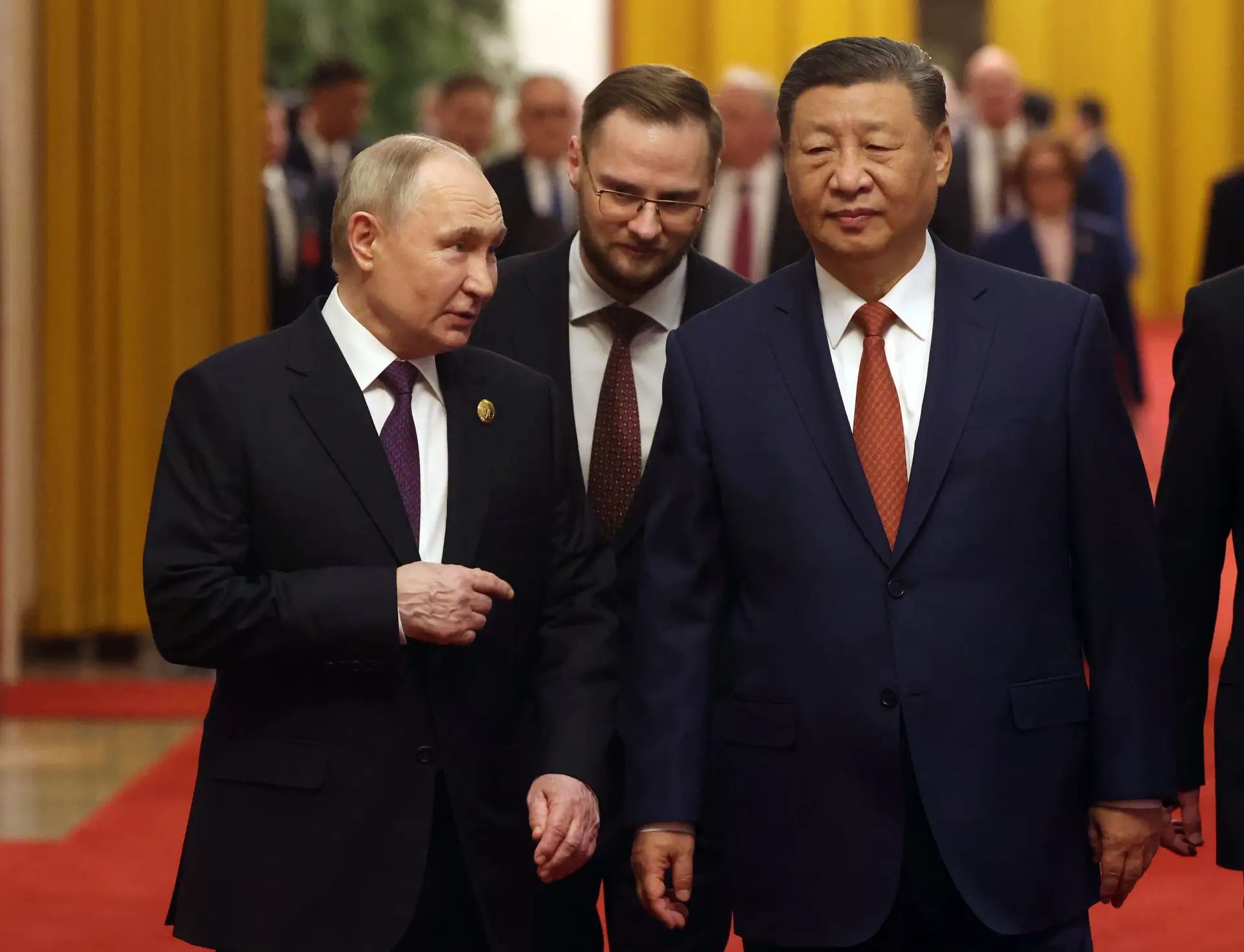Presidente chinês recebe Putin com honras militares