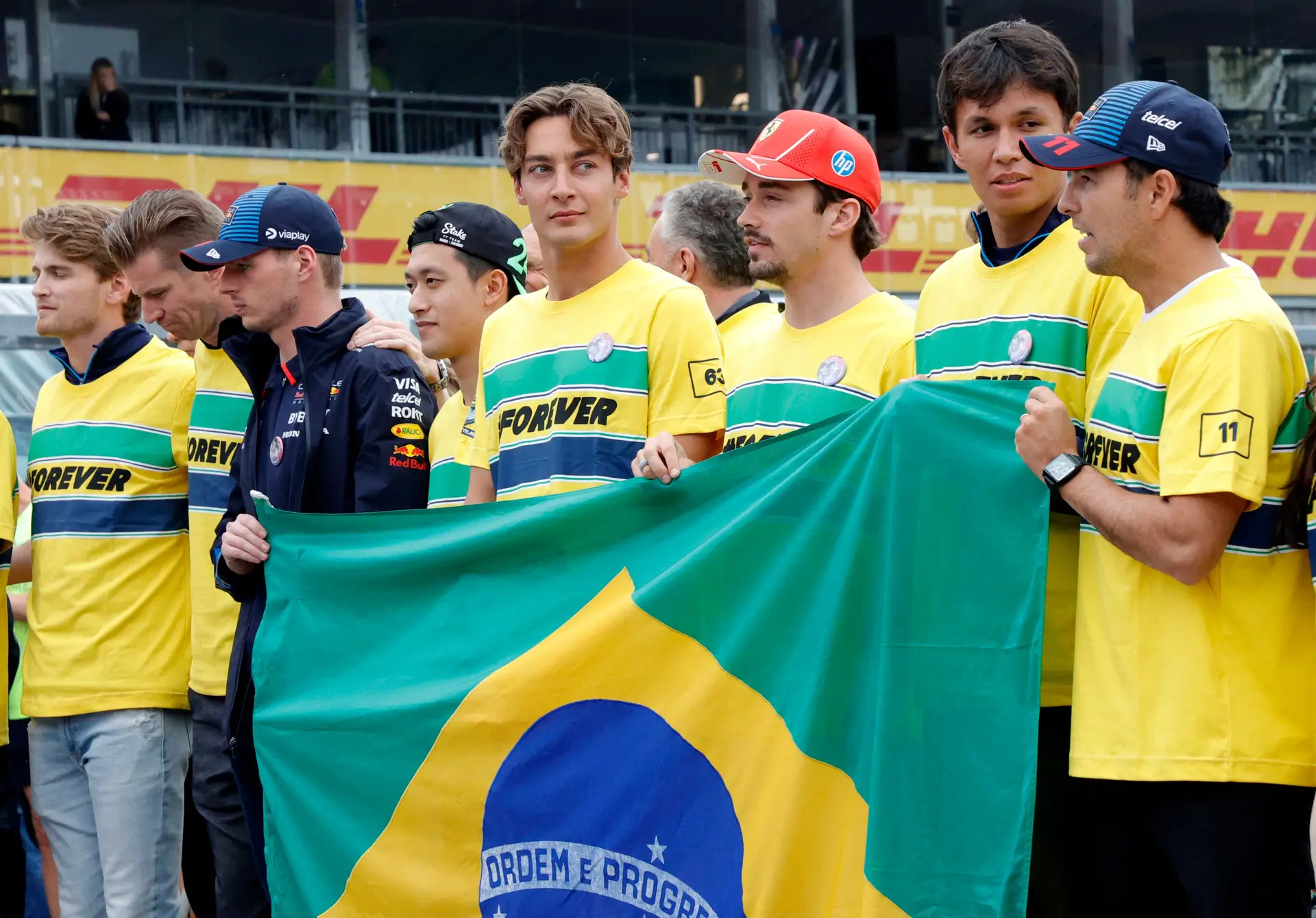 Pilotos de Fórmula 1 prestam homenagem a Senna e Ratzenberger no circuito de Imola
