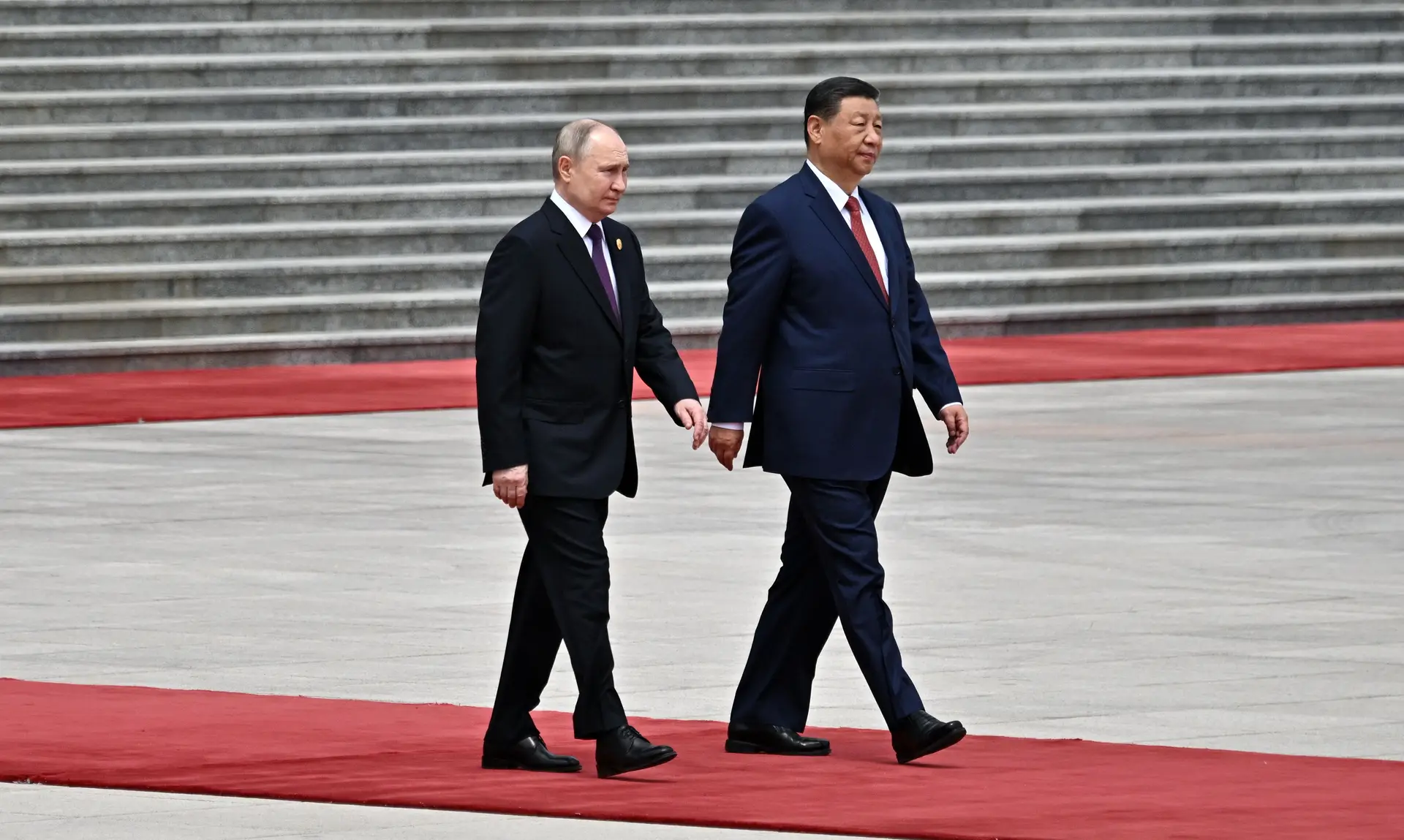 10 minutos: Putin e Xi Jinping de braço dado para estreitar cooperação nuclear