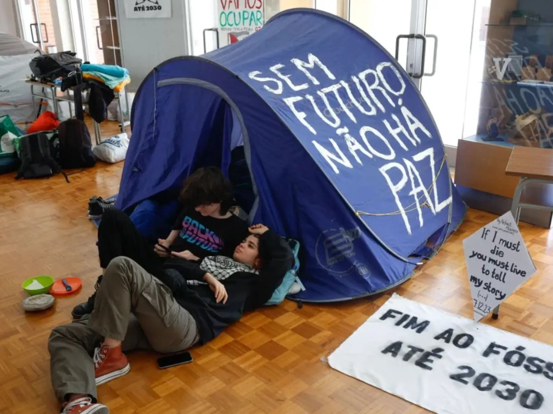 "Fim ao Genocídio, Fim ao Fóssil": estudantes bloqueiam edifício de faculdade em Lisboa