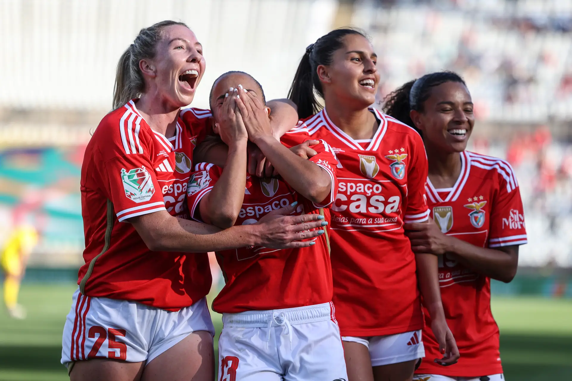 Benfica goleia o Racing Power e faz a 'dobradinha' no futebol feminino