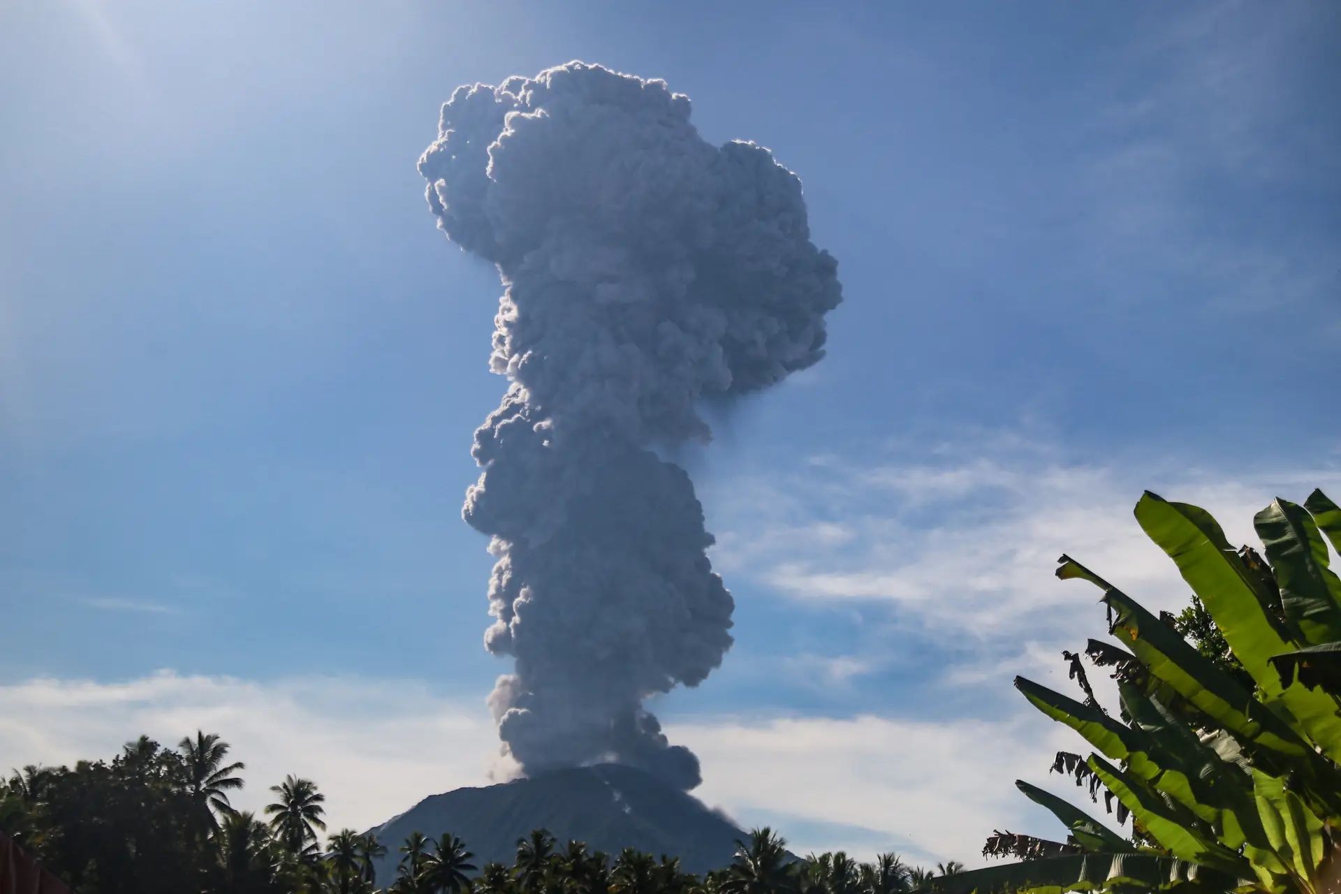 Indonésia: várias localidades evacuadas depois de novas erupções do vulcão Ibu