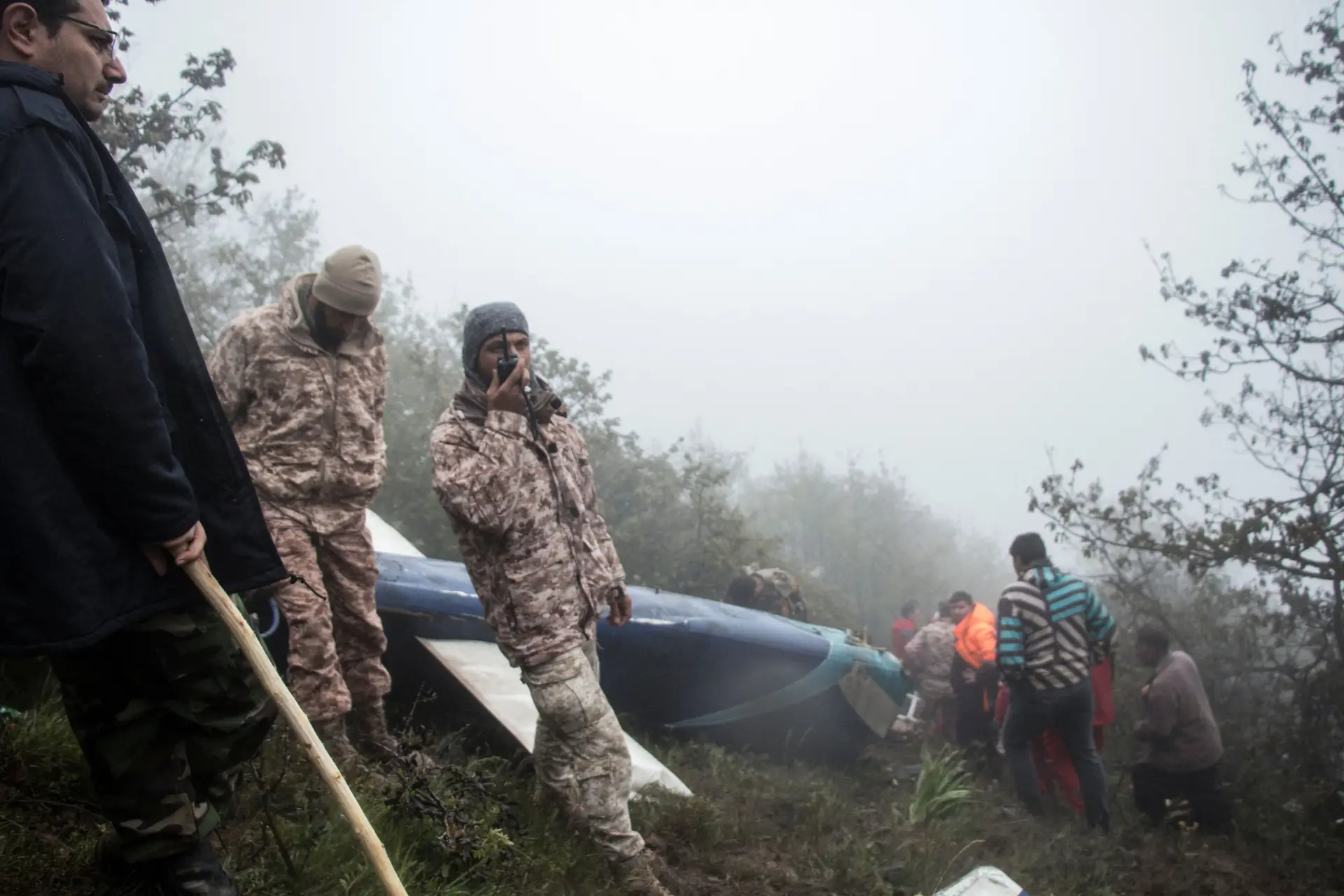 Destroços do helicóptero foram descobertos ao amanhecer na encosta de uma montanha, na zona de Kalibar e Warzghan