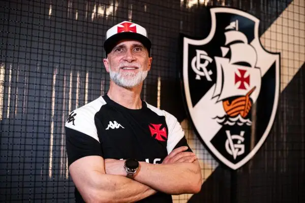 Álvaro Pacheco já veste a camisola do Vasco da Gama posteriormente saída atribulada do Vitória SC