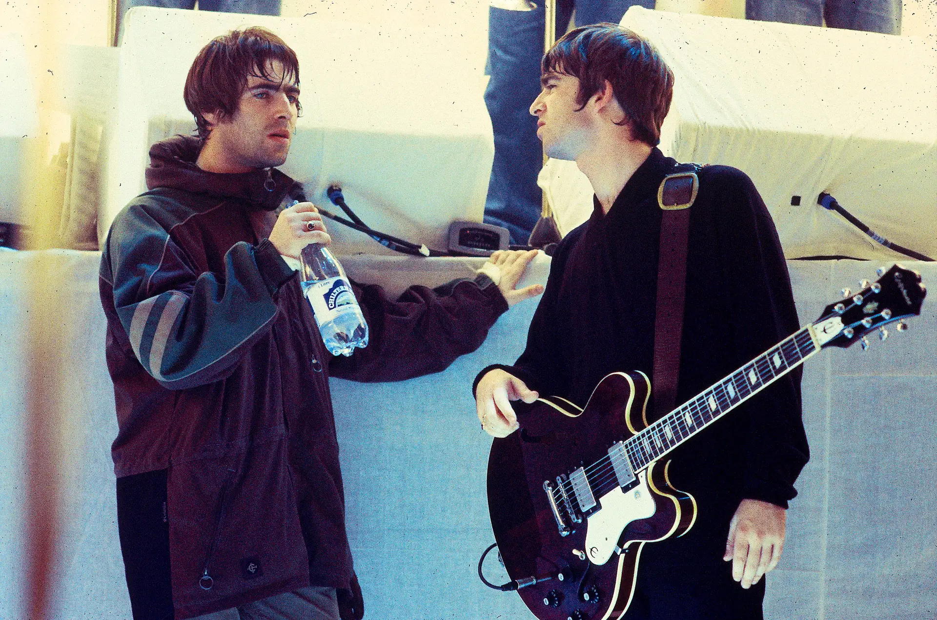 "Eles voltaram?": Oasis publicam mensagem enigmática e deixam fãs em êxtase com possível regresso