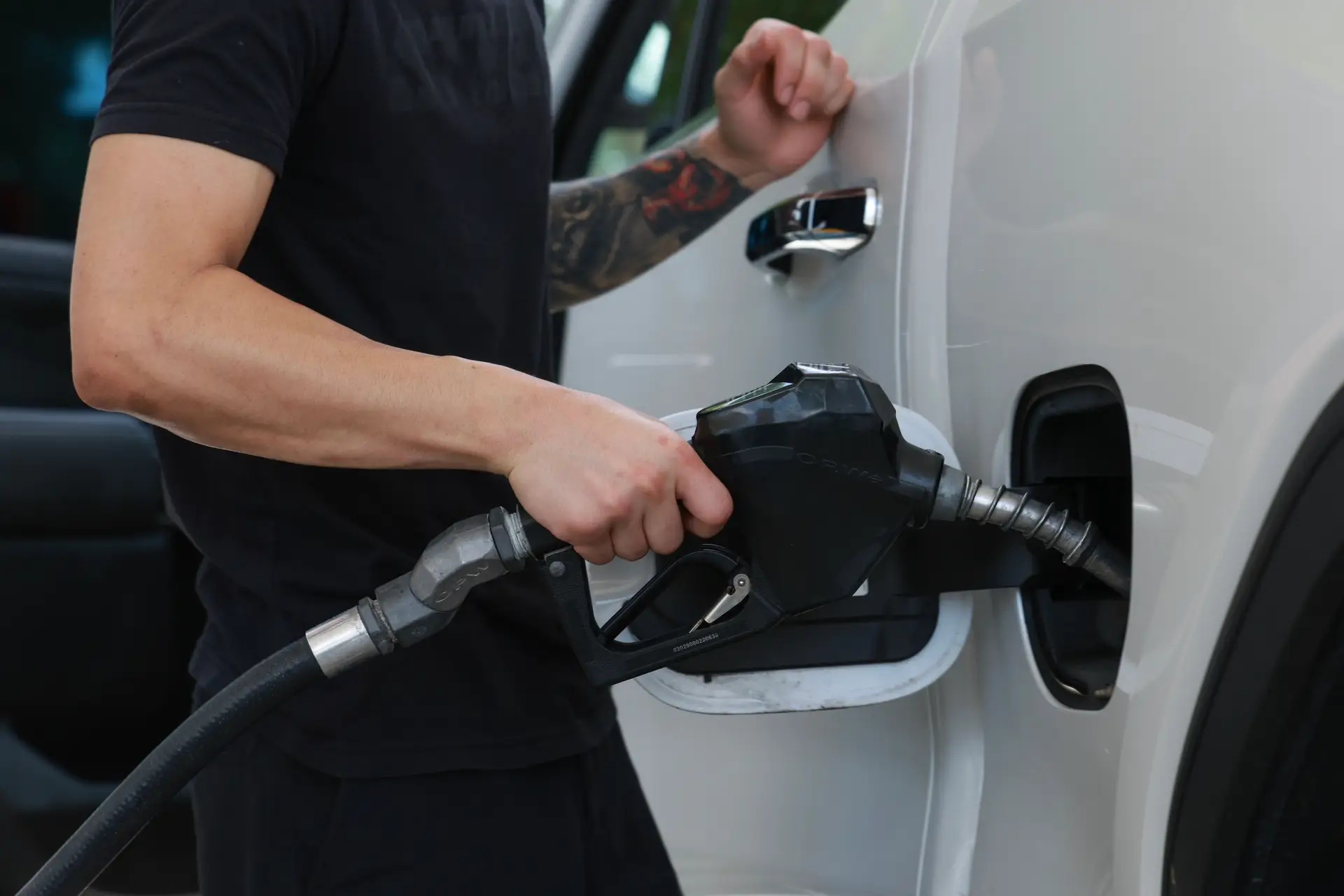 Governo dos EUA vende reservas de gasolina para reduzir preço aos consumidores