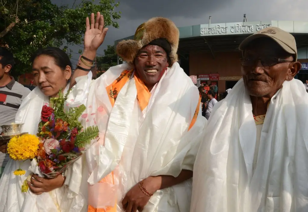 Alpinista sobe ao topo do Evereste pela 30.ª vez e bate recorde mundial