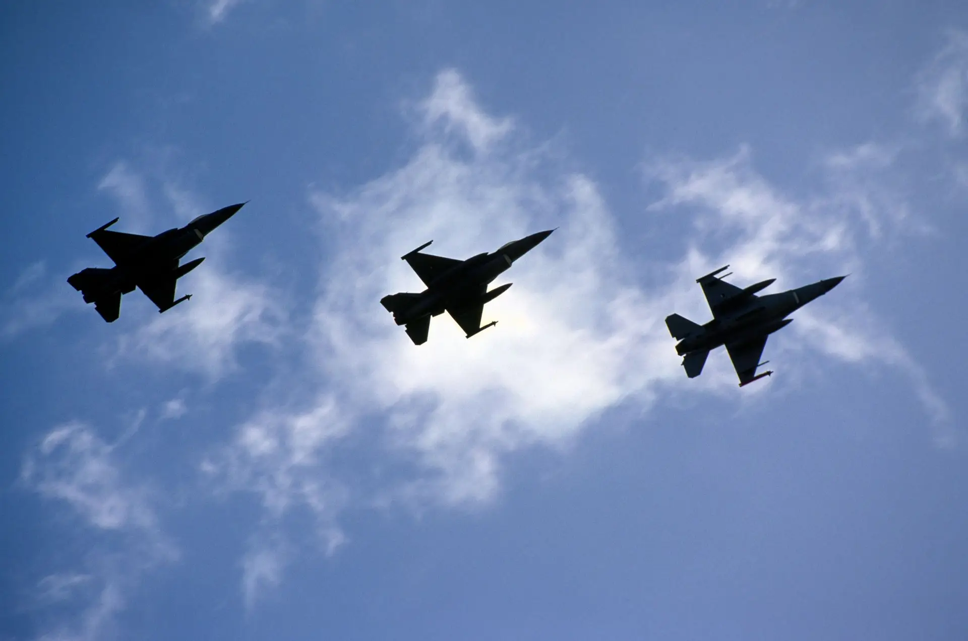 Polónia coloca caças de combate no ar devido a ataque russo "intenso" no país vizinho