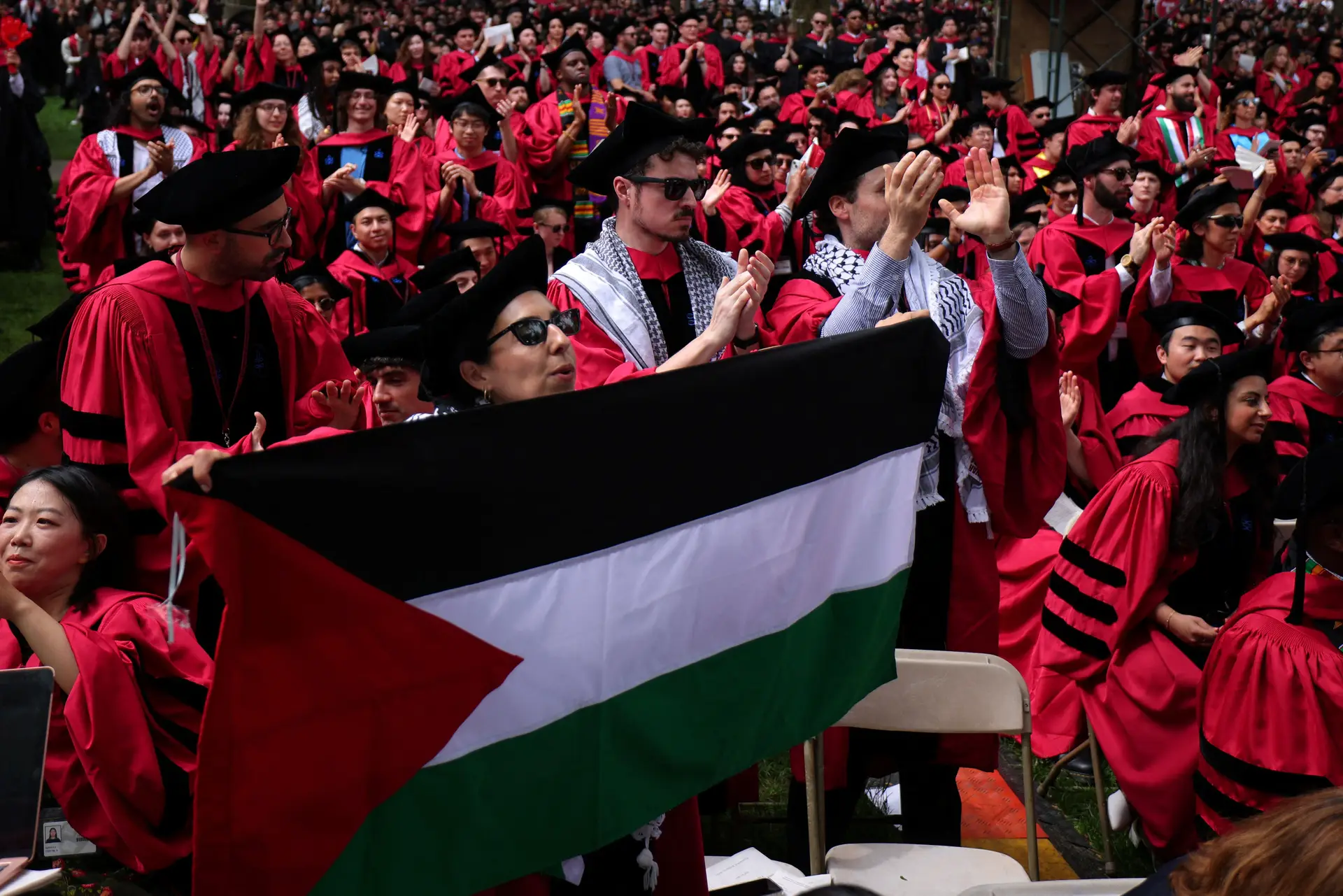Grupo de licenciados pró-Palestina abandona cerimónia de formatura nos EUA