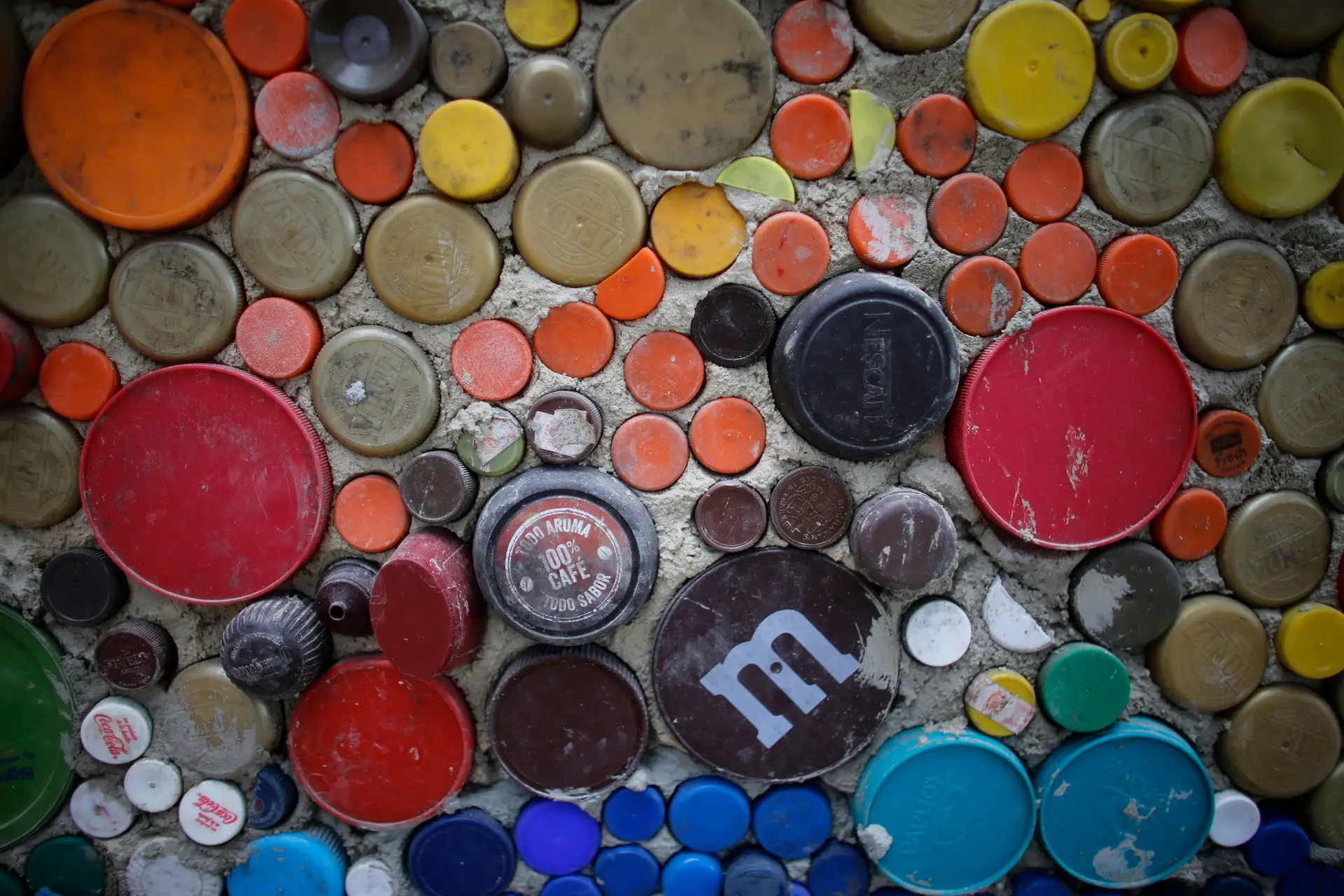 Plásticos coloridos tornam-se microplásticos mais rapidamente que brancos ou pretos