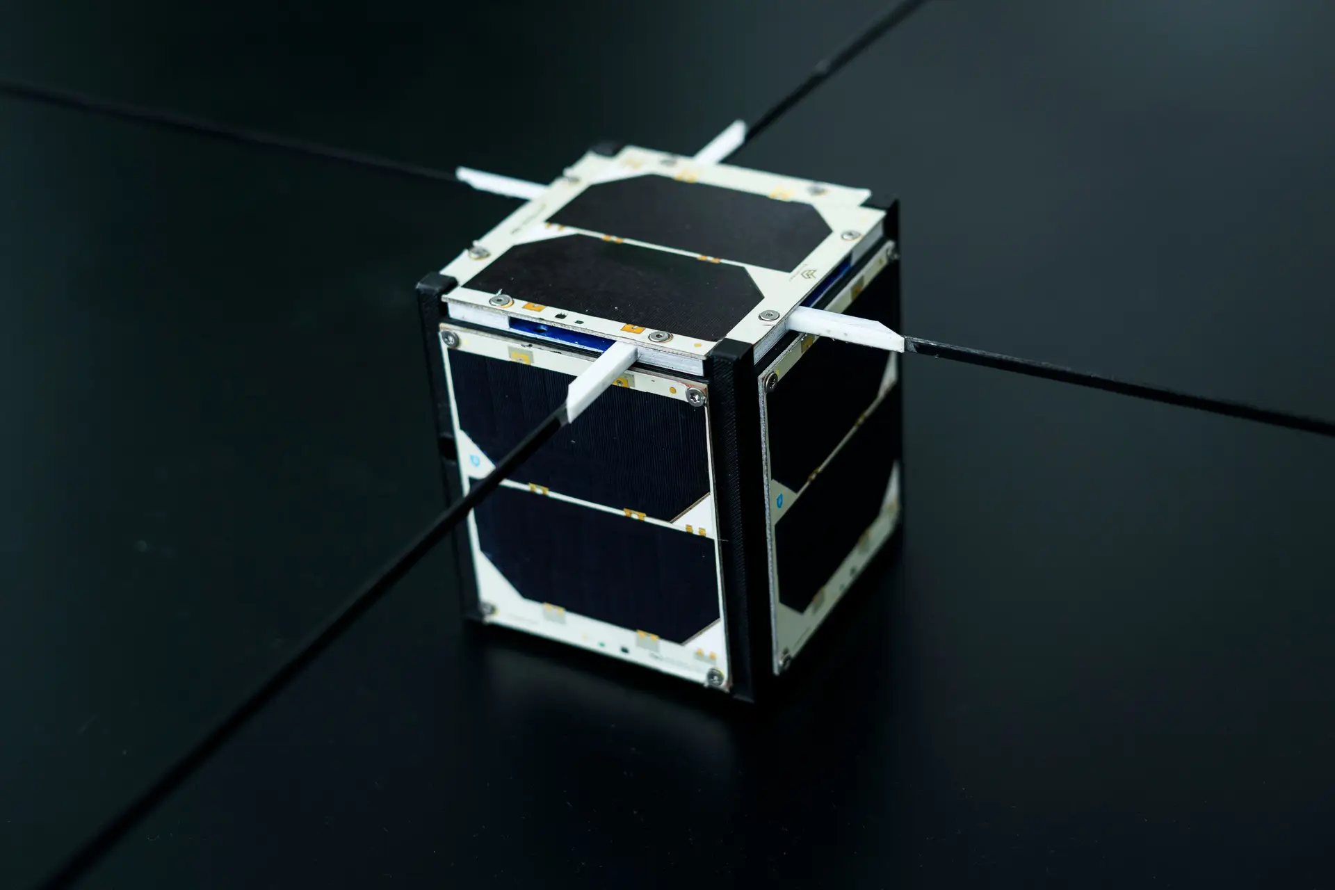 O satélite ISTSat-1 foi desenvolvido ao longo dos últimos anos por mais de 50 alunos do Instituto Superior Técnico