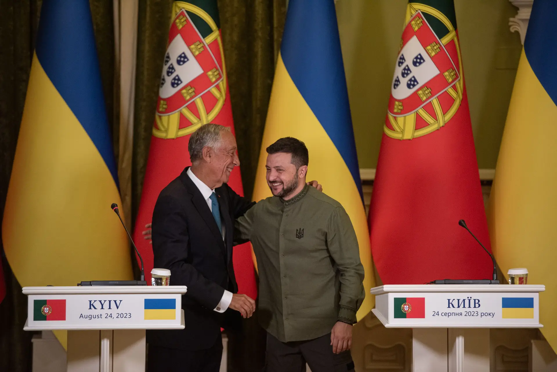O Presidente português, Marcelo Rebelo de Sousa, com o homólogo ucraniano, Volodymyr Zelensky, durante a sua visita à Ucrânia, em agosto de 2023. 