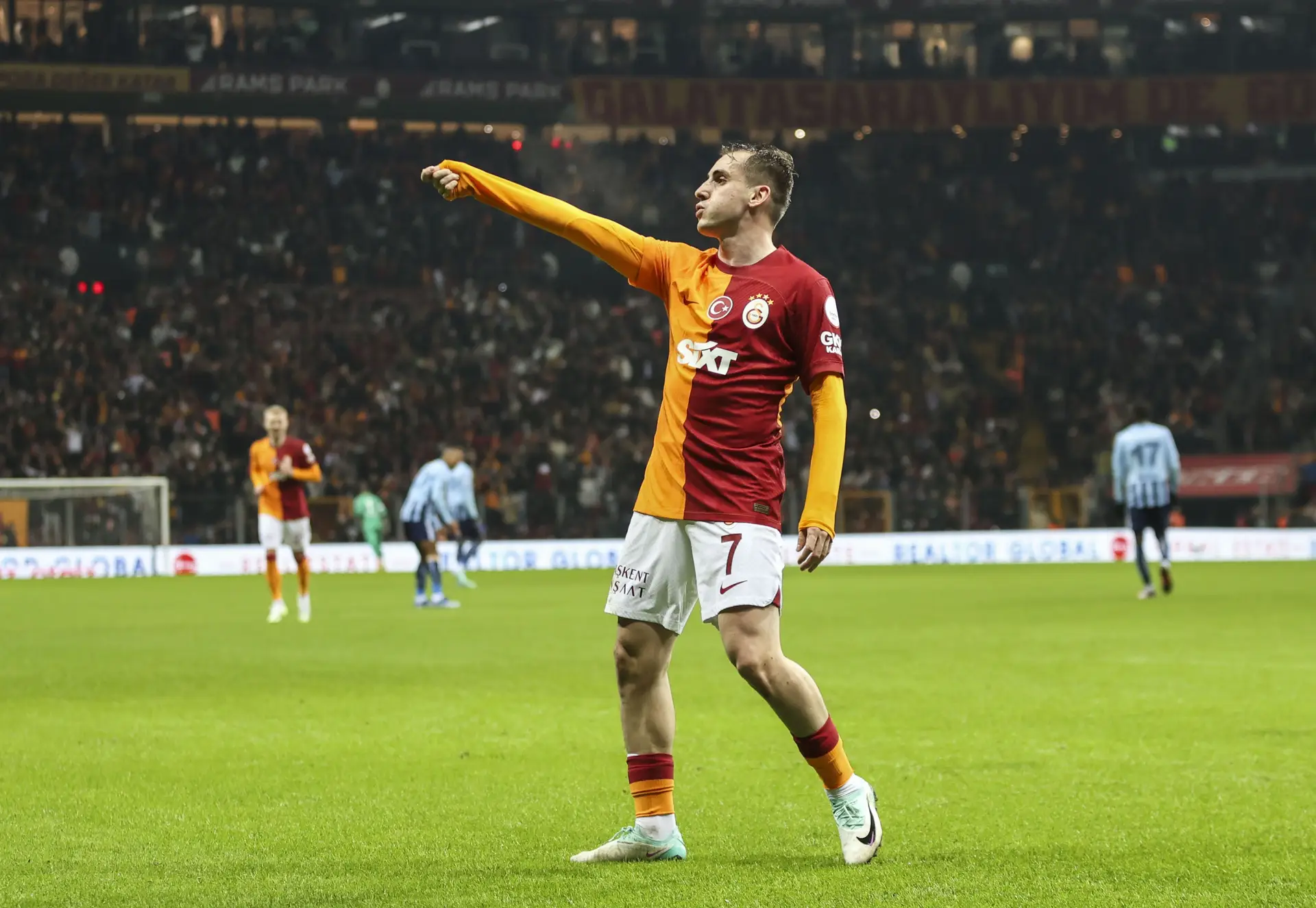 Oficial: Benfica anuncia a contratação de Kerem Aktürkoğlu