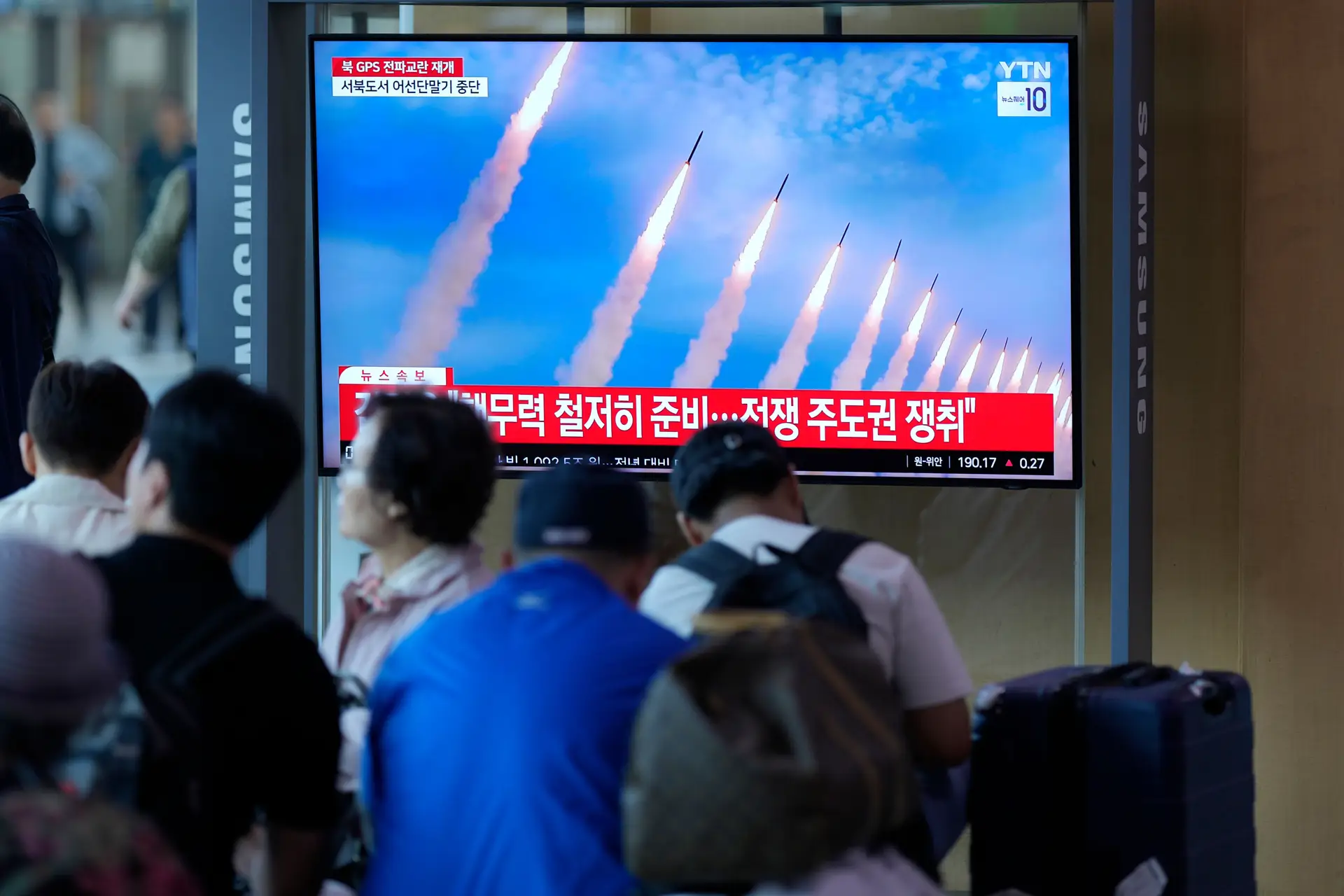 Líder da Coreia do Norte supervisiona sistema de lançador múltiplo de foguetes