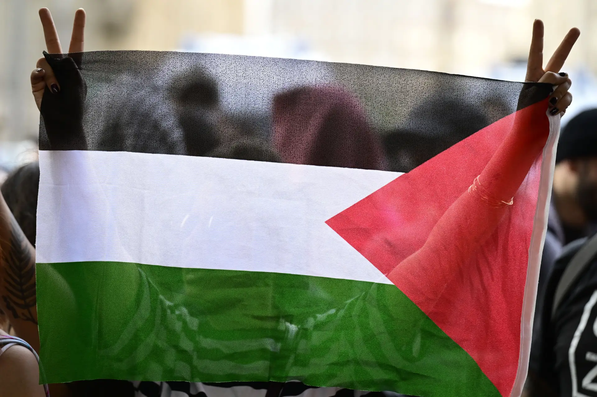 Manifestante exibe uma bandeira palestiniana durante um protesto em Berlim, na Alemanha, a 23 de maio de 2024.