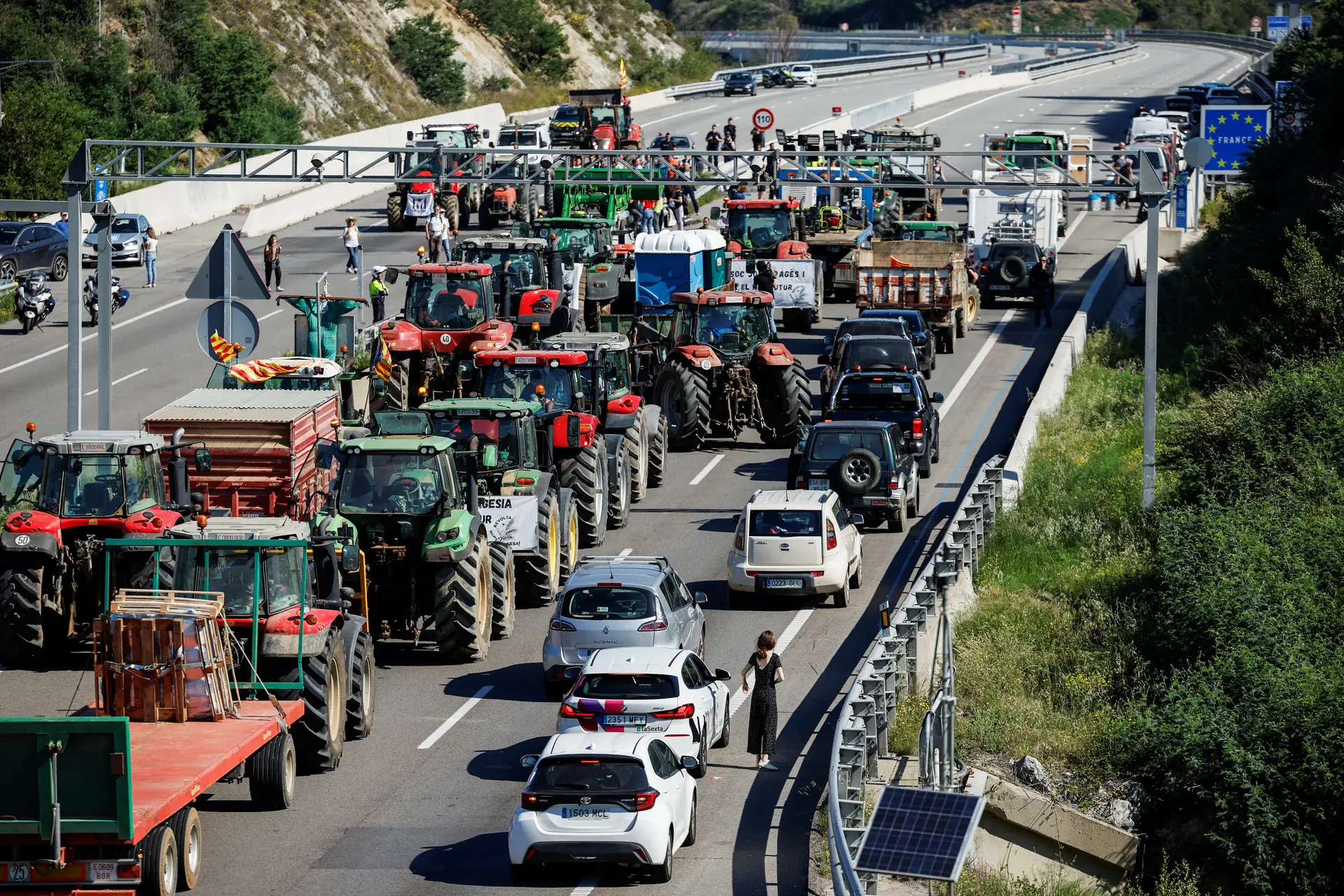 Los agricultores vuelven a congestionar el tráfico en la frontera franco-española
