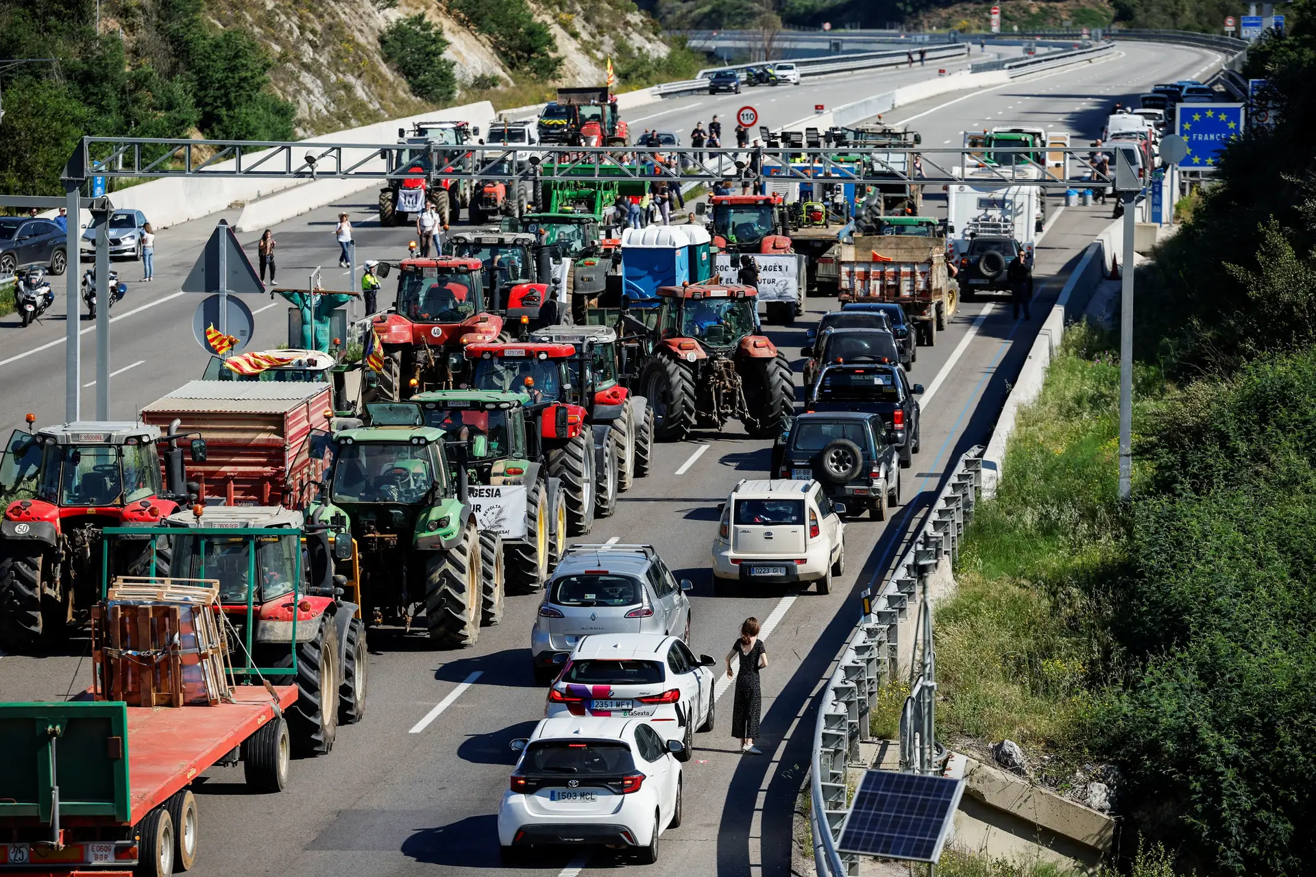 Les agriculteurs provoquent à nouveau des embouteillages le long de la frontière franco-espagnole