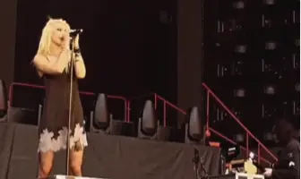 Voir le moment : Taylor Momsen mordu par une chauve-souris pendant un concert